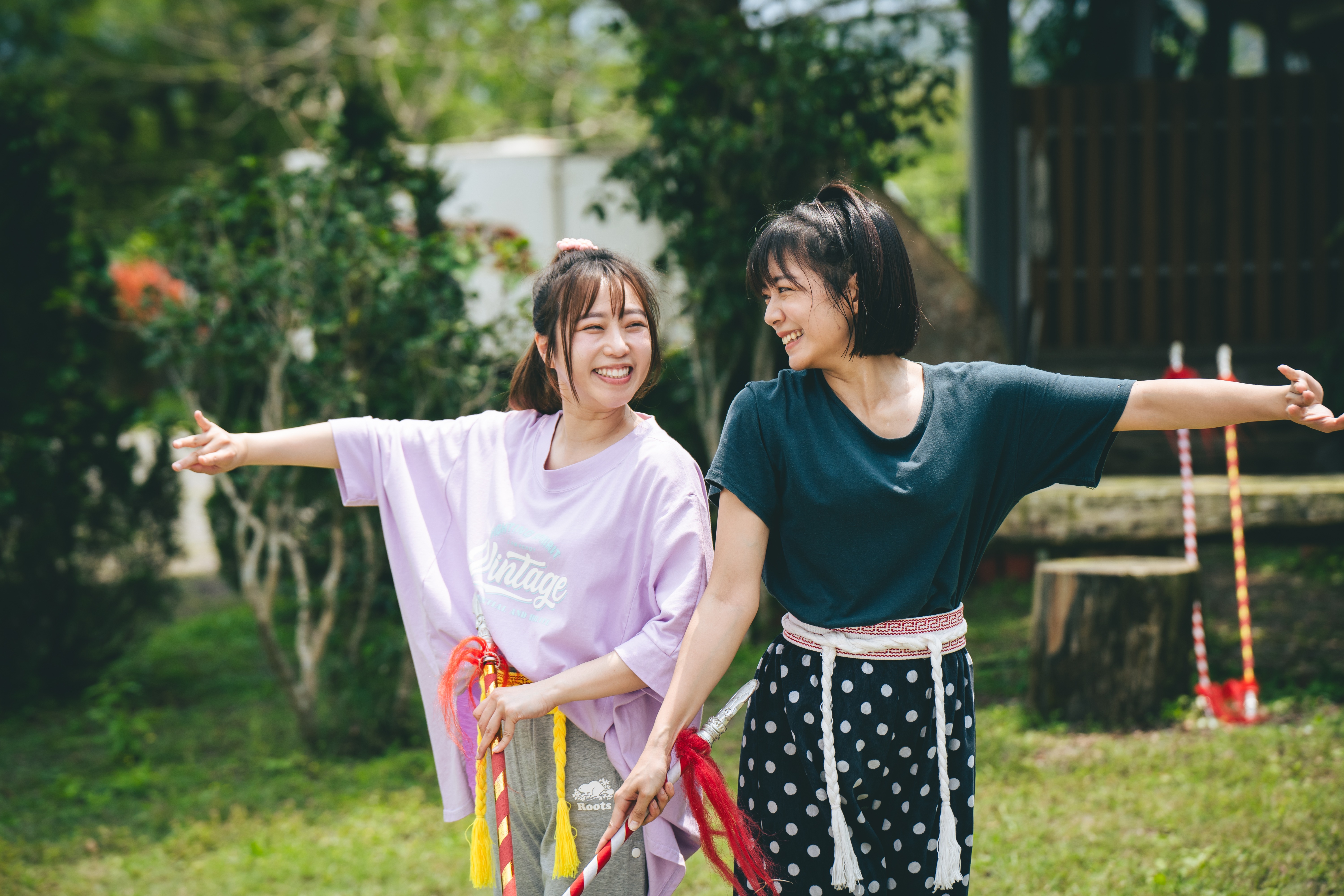 林雨宣和鄭茵聲為了不讓生病的嬤嬤擔心，努力練習歌仔戲動作。（公視台語台、華視提供）