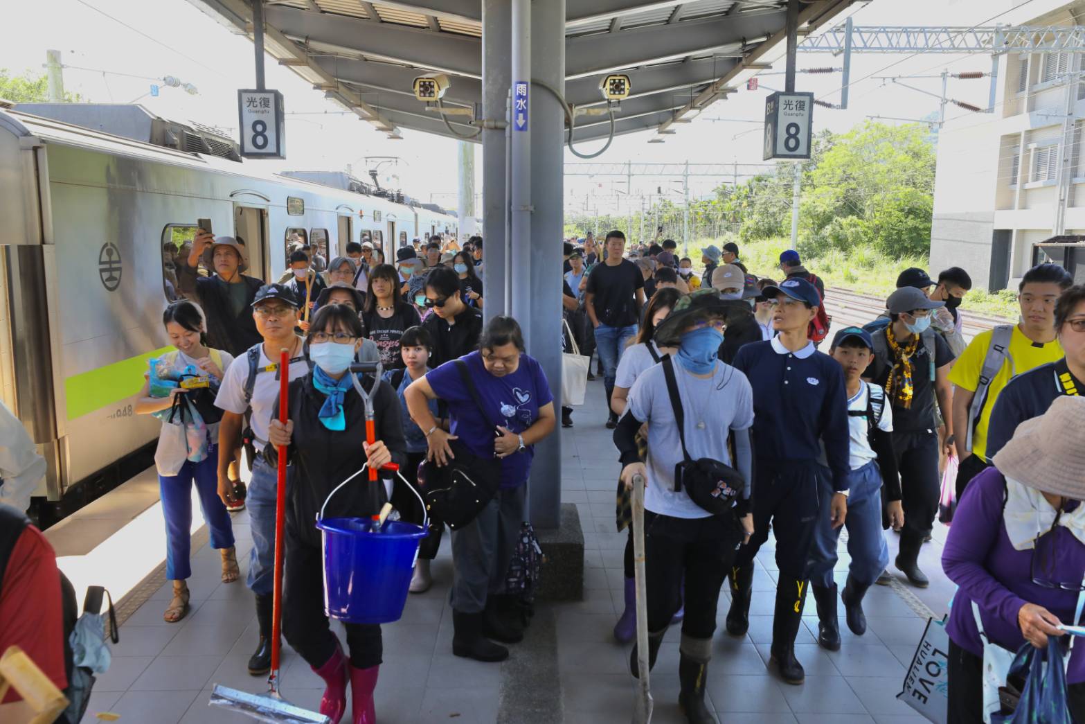 花蓮馬太鞍溪堰塞湖壩頂溢流後，有不少民眾化身「鏟子超人」湧入光復協助清理、重建。