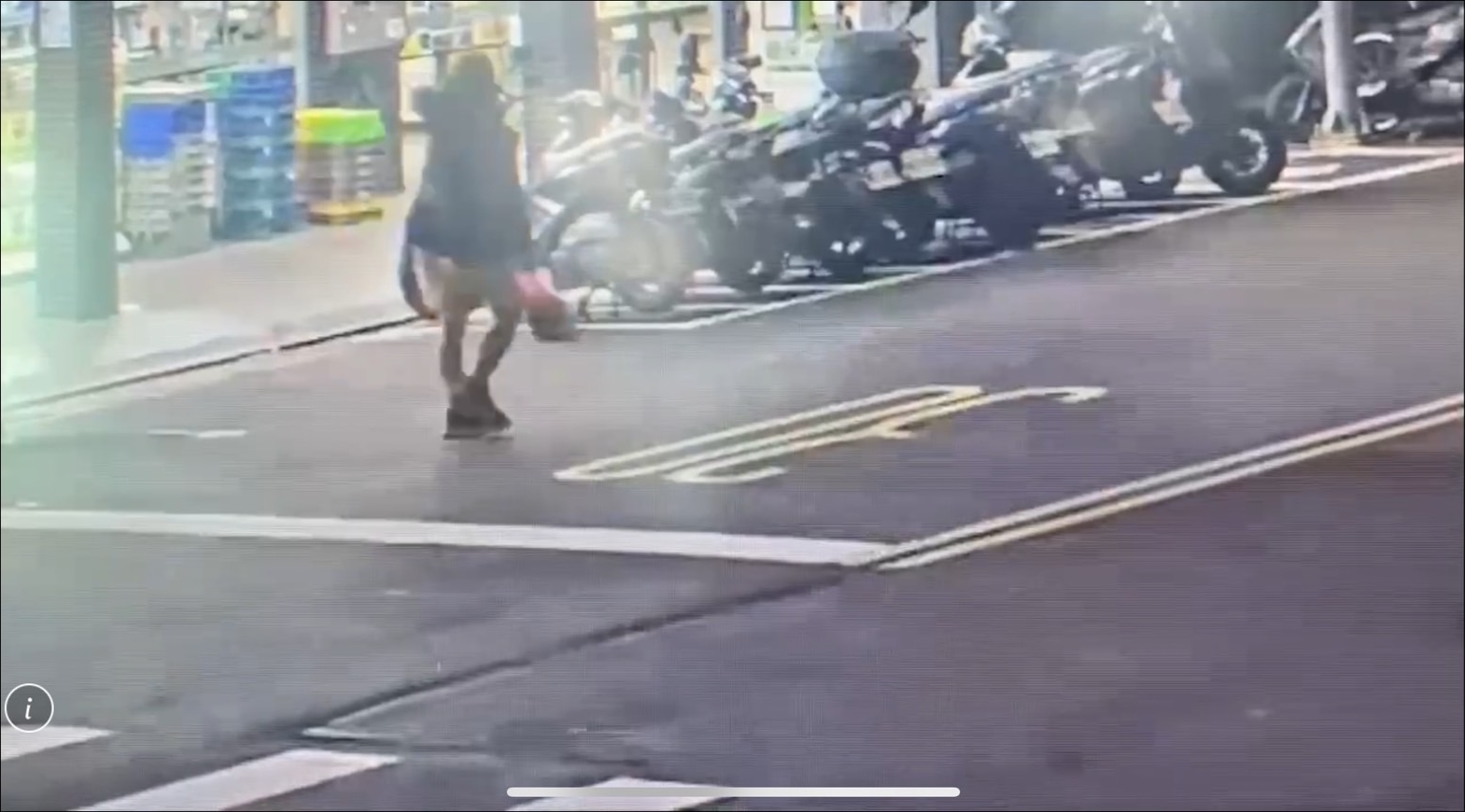 黃女心不甘情不願騎車離開，事後被發現用失序言行掩飾竊盜。（翻攝畫面）