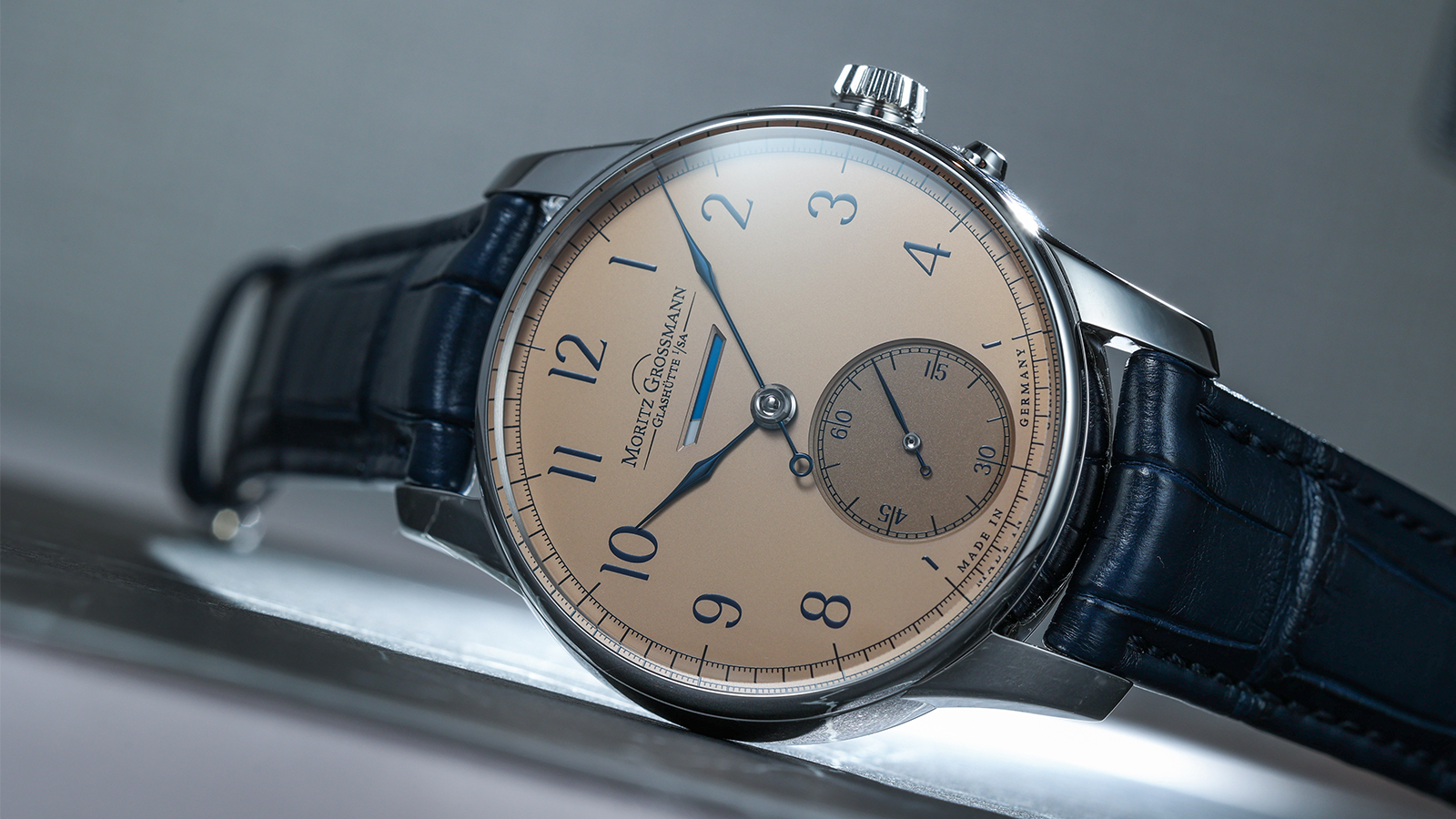 MORITZ GROSSMANN Power Reserve｜錶徑41mm／不鏽鋼錶殼／時、分、小秒、動力儲存指示／00.2型手上鍊自製機芯／動力儲存約42小時／定價NT$1,080,000