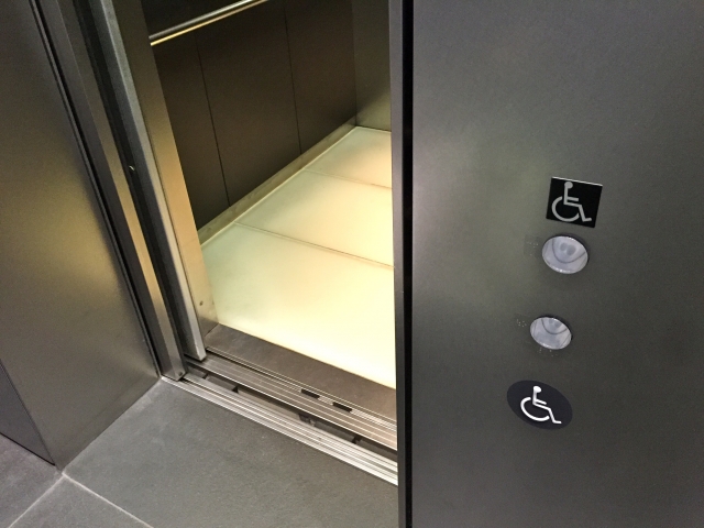 近年國內電梯急墜事故頻傳，除製造商施工、保養廠商維護工作待精進，安檢機構在檢查、抽驗流程方面也爆出瑕疵。（示意圖，photoAC）