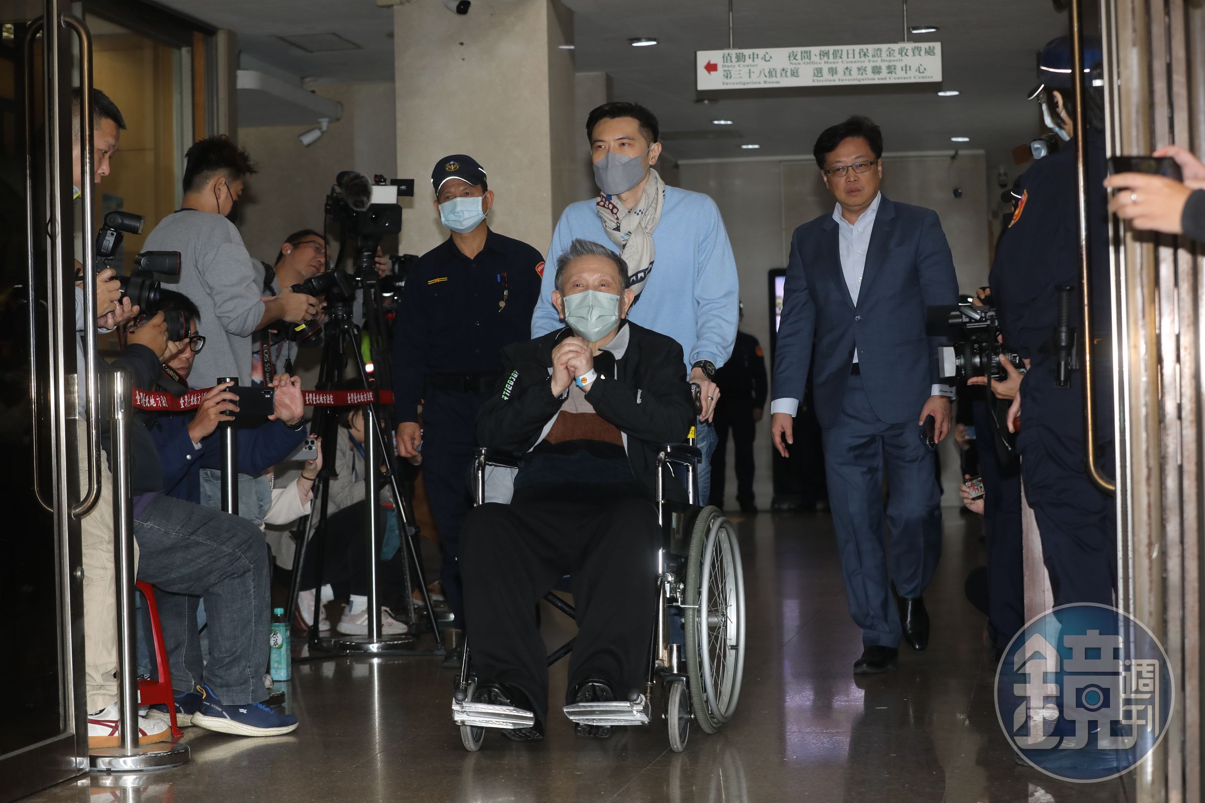沈慶京載上電子腳鐐後坐輪椅離開台北地院。