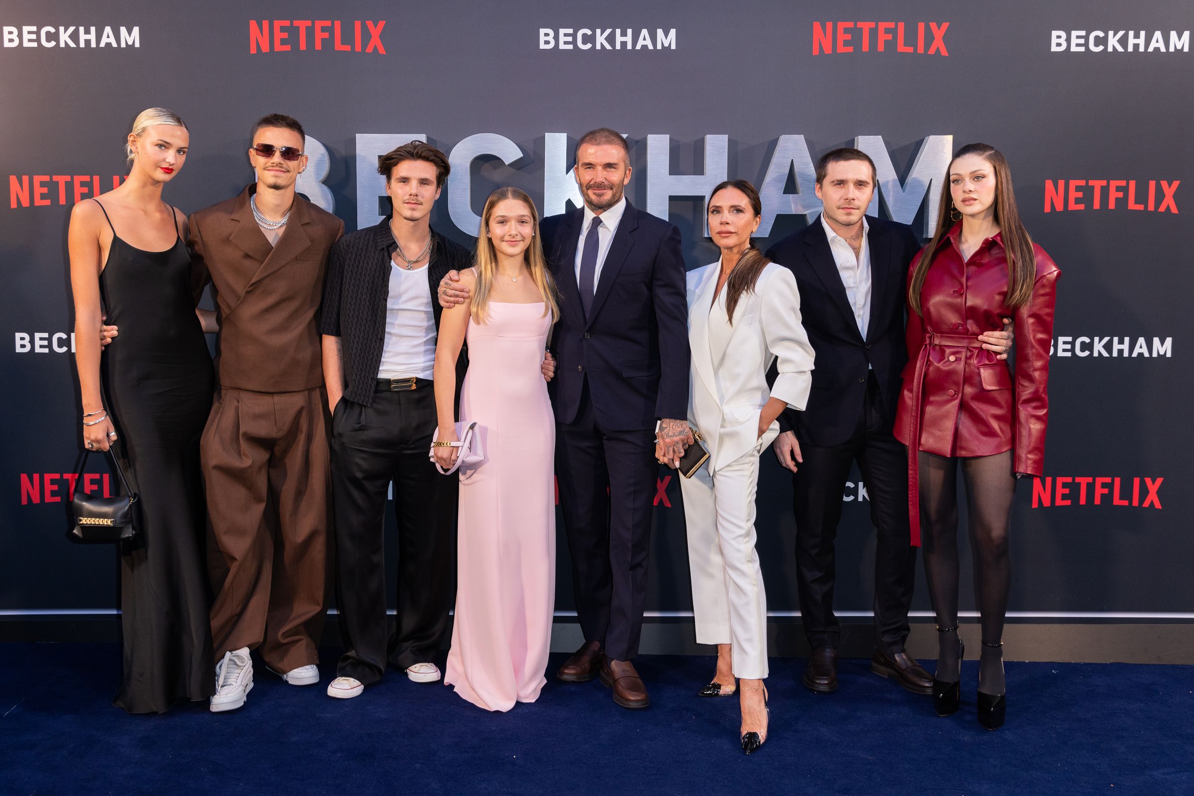 2023年Netflix紀錄片《貝克漢》的首映典禮,一家人都到了,次子羅密歐當時的女友蜜亞梅根(左起)、次子羅密歐、三子克魯茲、妹妹哈潑、大衛貝克漢、維多利亞、長子布魯克林與妻子妮可拉佩爾茲。(Netfli提供)