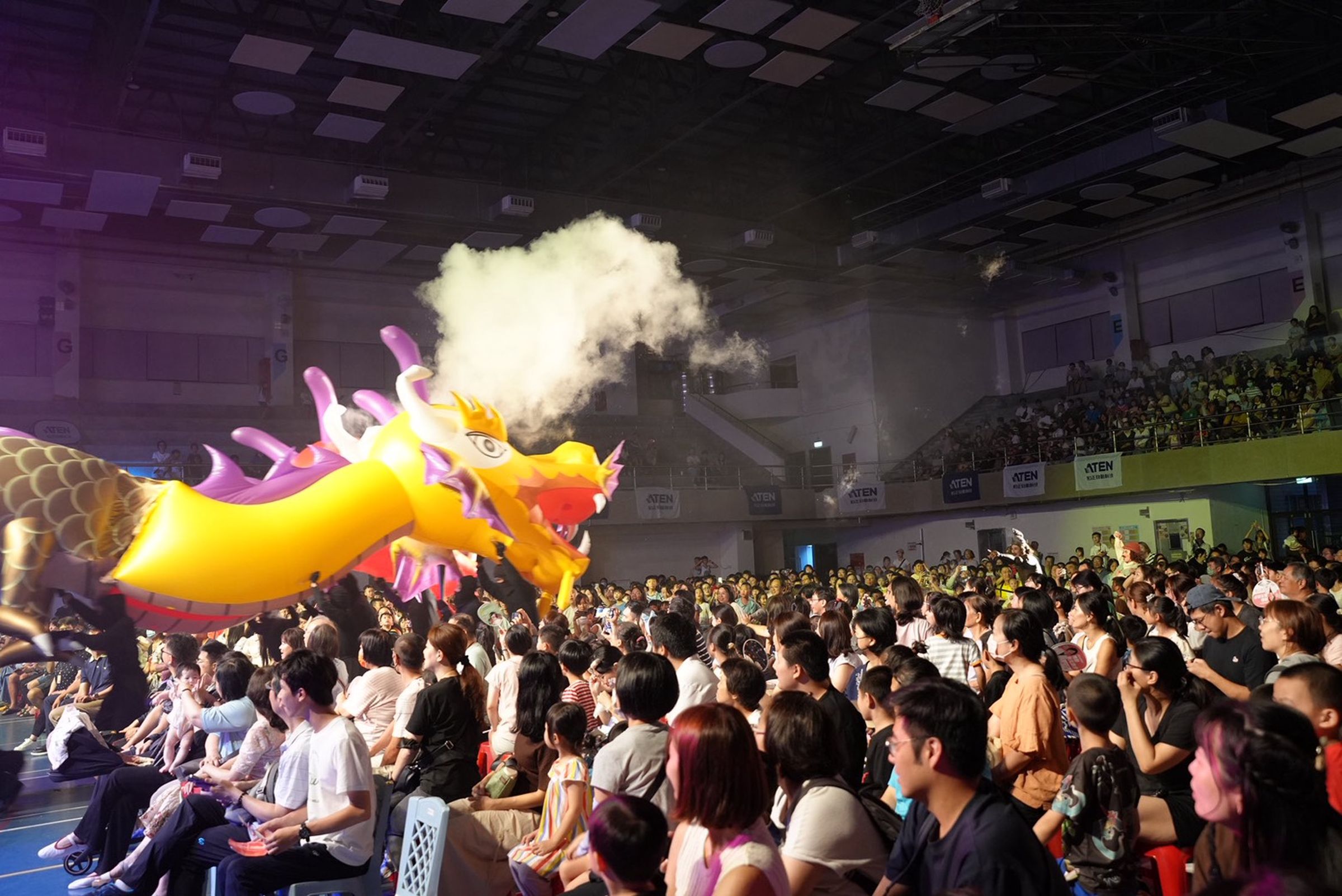 紙風車《台灣幻想曲》連續兩天在新北演出，吸引超過3000位親子到場，在歡笑與互動中共度夏夜。（紙風車劇團提供）