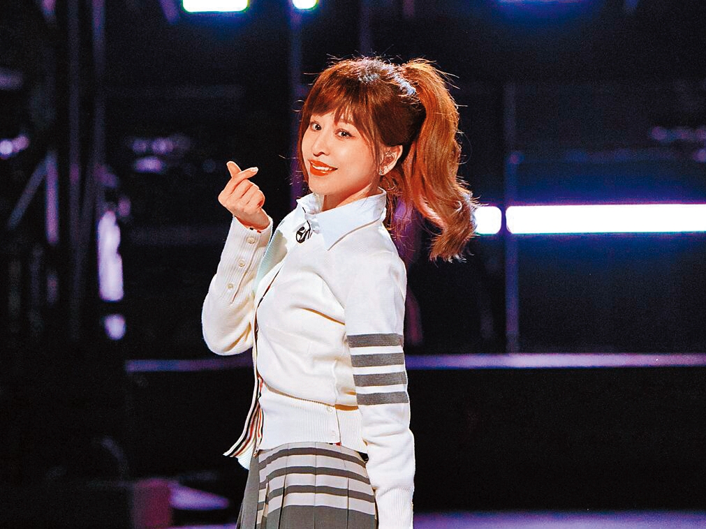 在中國大陸再紅一波的王心凌，藉著新歌抒情之外，有不少歌詞精準描述她的感情現狀與舊事。（翻攝自《乘風破浪》微博）