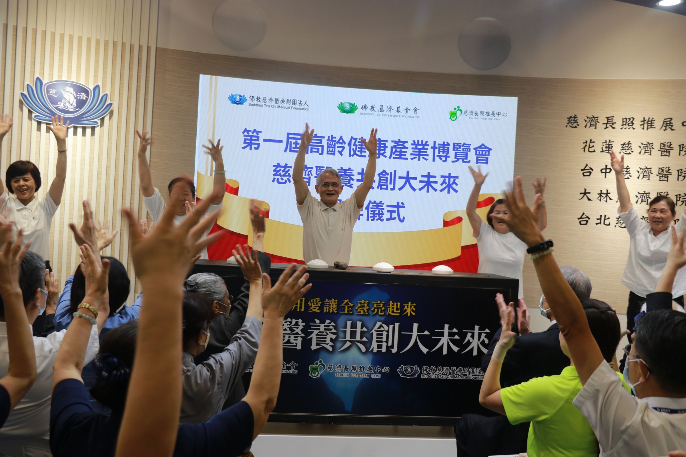 5位日照中心長輩帶動活力健身操元氣滿滿。（慈濟基金會提供）