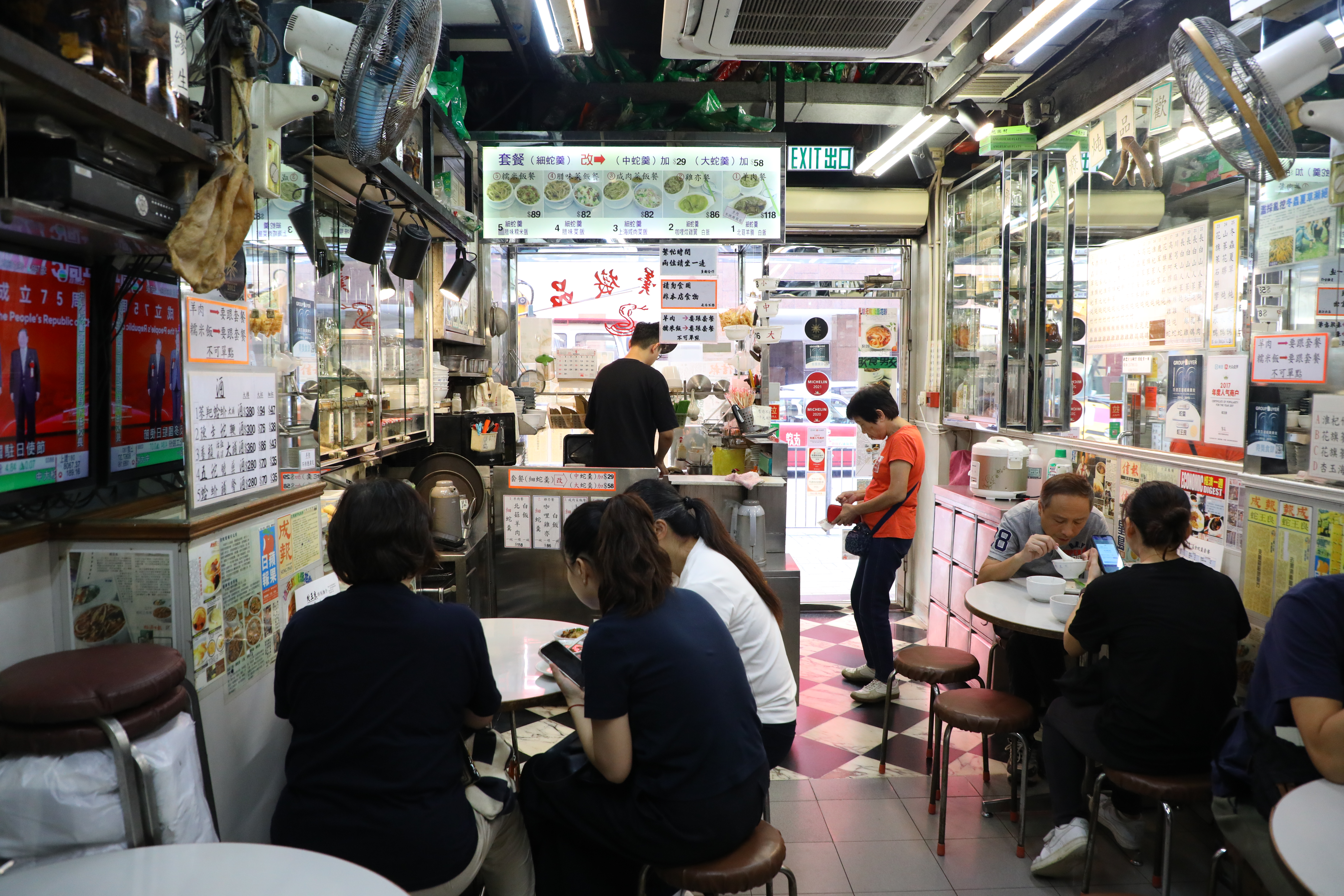 許多香港人來吃蛇羹當午餐，行氣活血，出門又是一尾活龍。