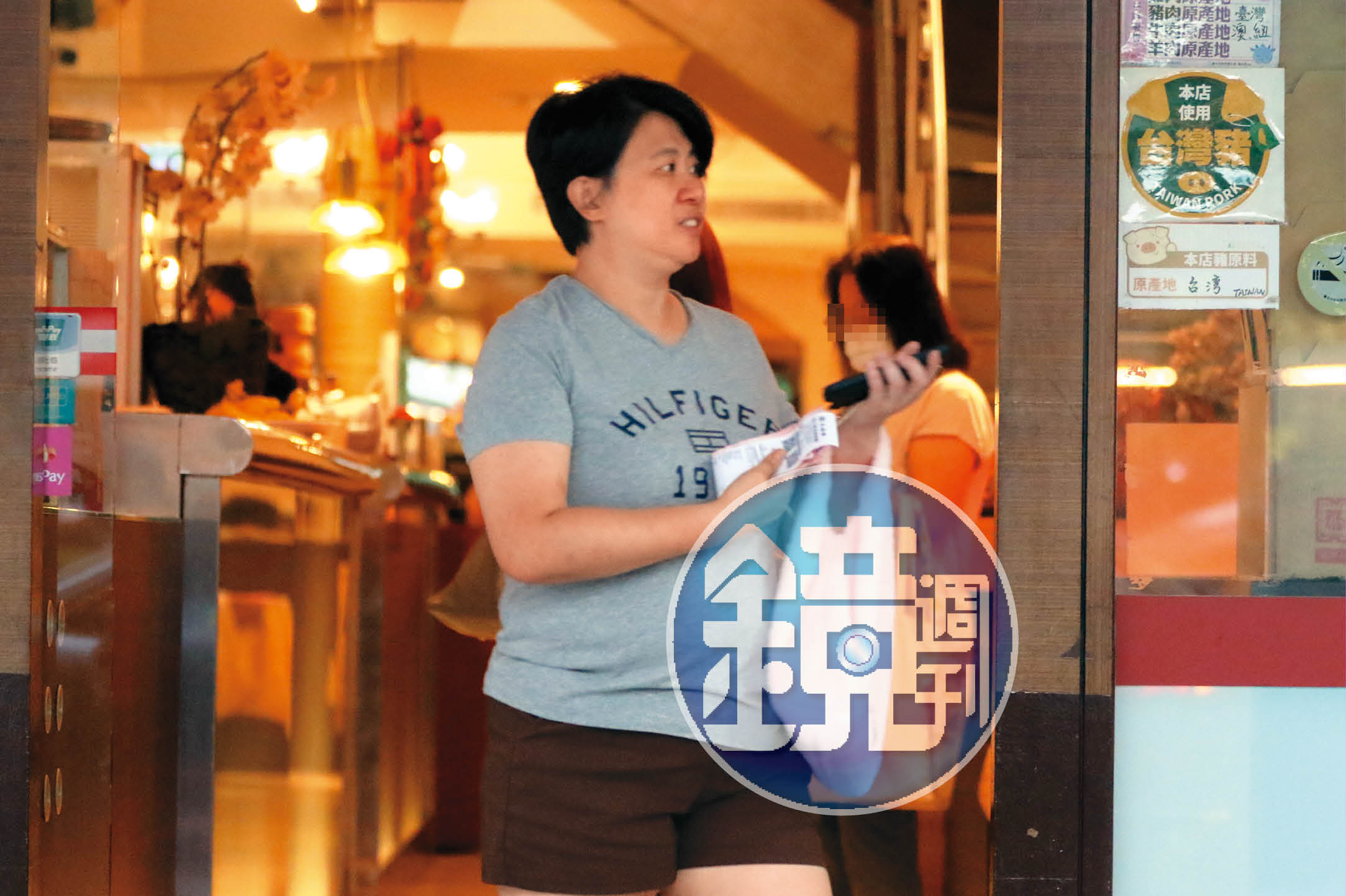 6月22日18：20，沒參加父女的買甜品飲料行程，江坤俊的橋牌國手老婆在等待時的身形很霸氣。