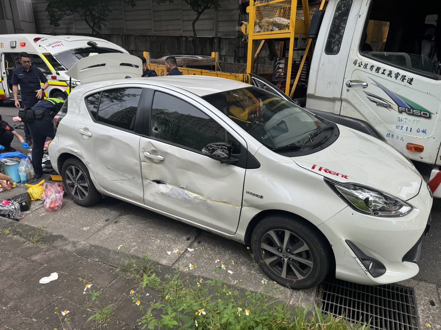 潘男拒檢加速逃逸,過程中擦撞其他車輛導致車輛受損。(翻攝畫面)