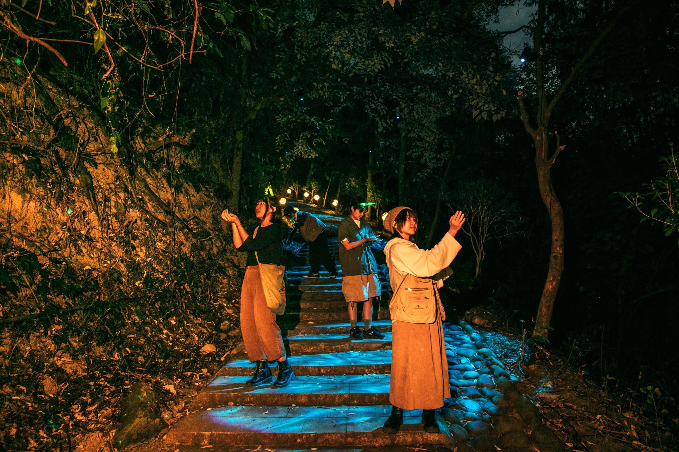 門票含入場券一張以及奇幻大津體驗組,包括龍光煥發龍角髮箍1個、夜光貼紙1張、高樹蜜棗一顆,戴上龍角一起尋找傳說的山林幻獸。(屏東縣政府提供)