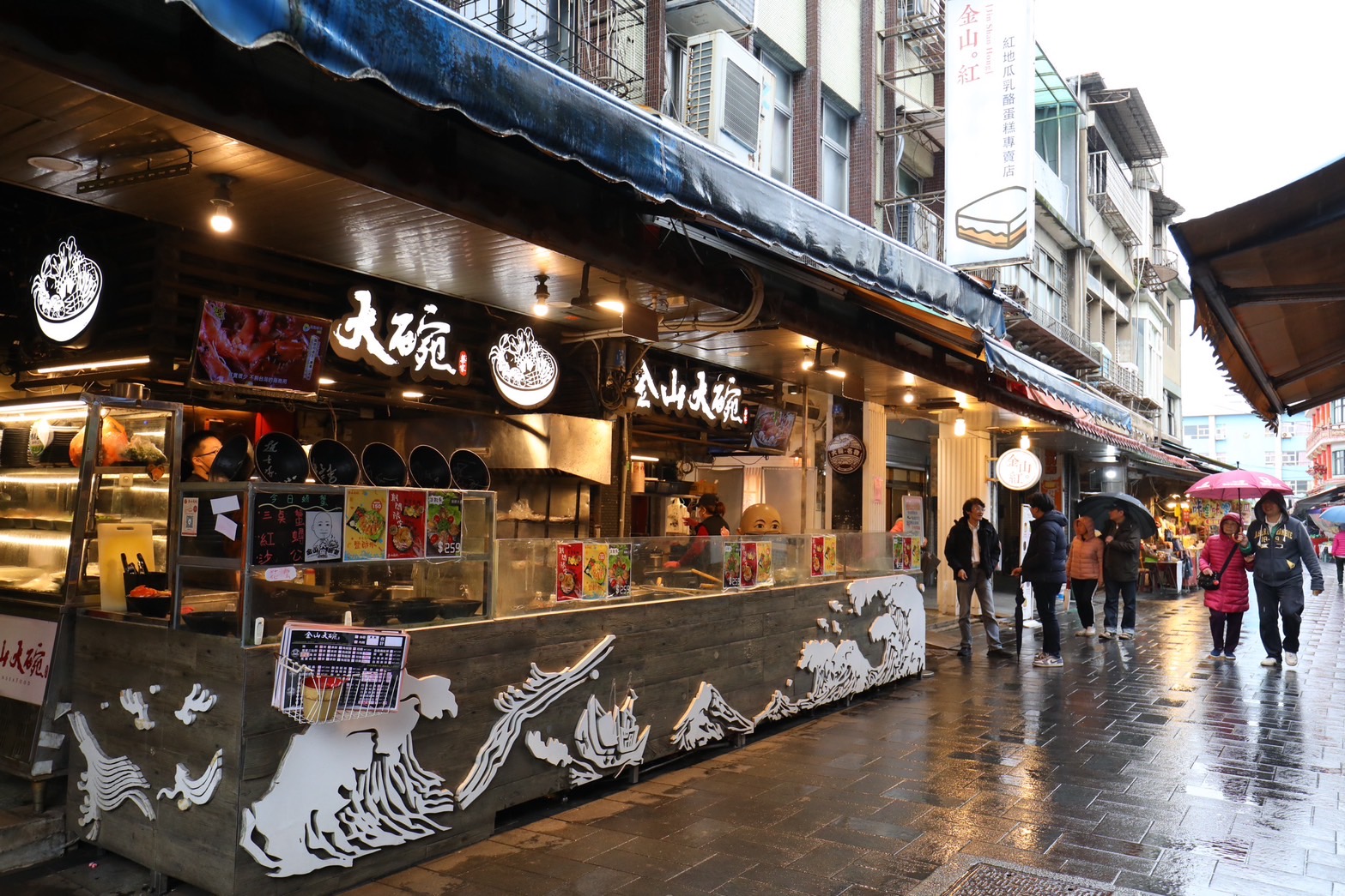金山大碗螃蟹店如其名般氣派，走過路過很難不注意到。
