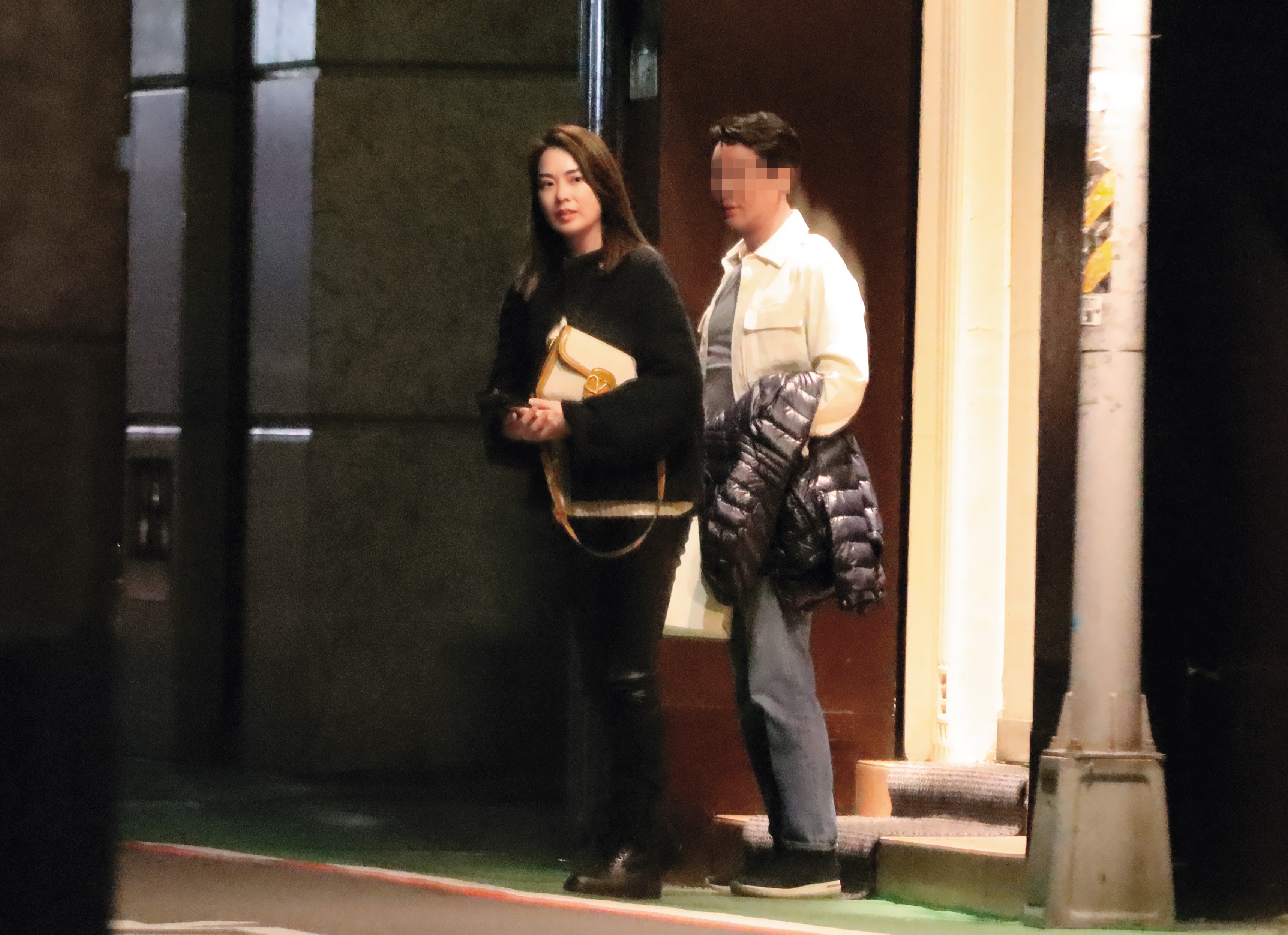 1/18 21：39，Melody男友隨後跟著走出餐廳，情侶倆終於同框。