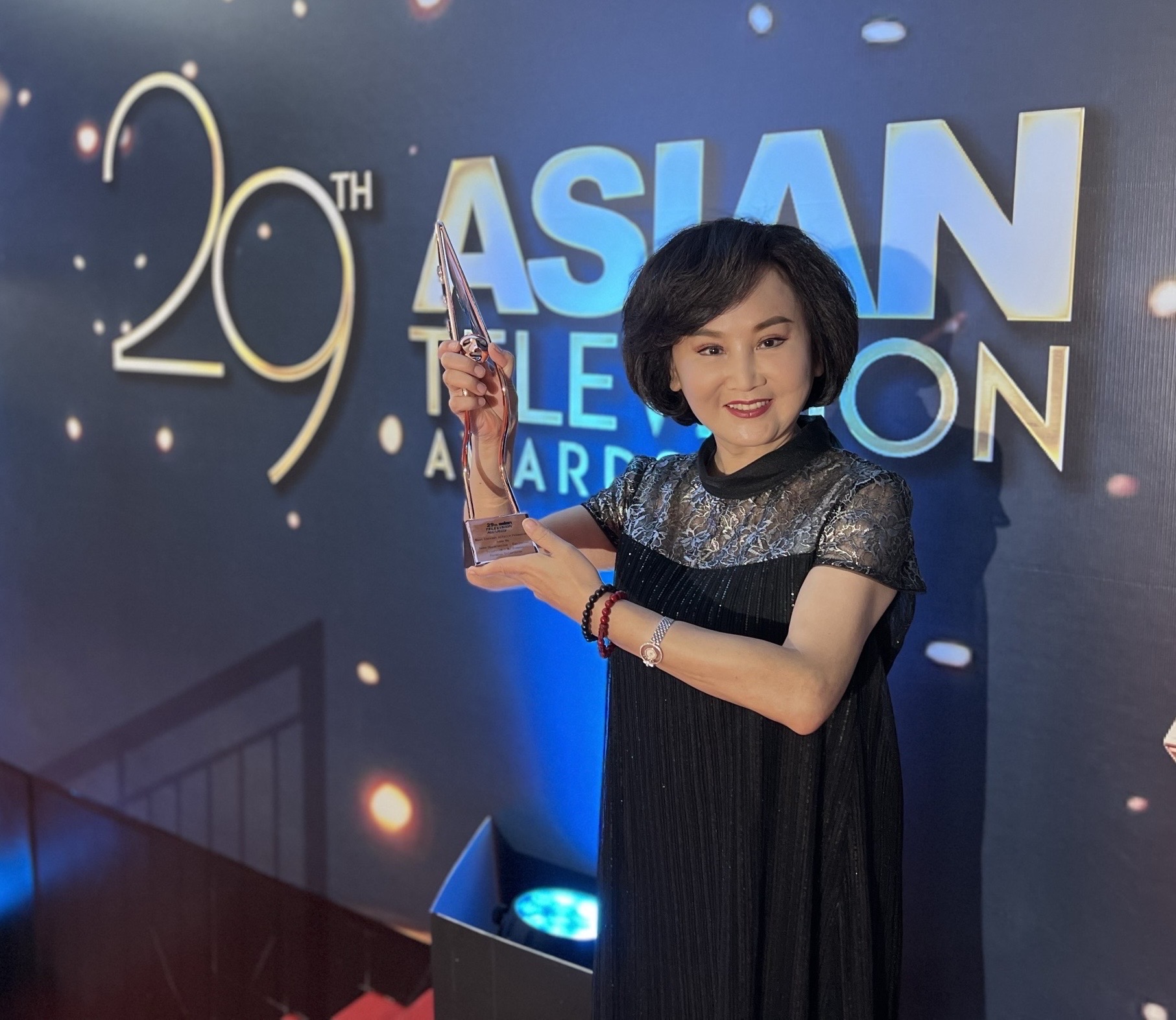 胡婉玲以民視「新聞觀測站」獨家專訪前美國國務卿龐培歐，榮獲2024年度亞洲電視獎最佳時事主持人獎。（翻攝胡婉玲臉書）