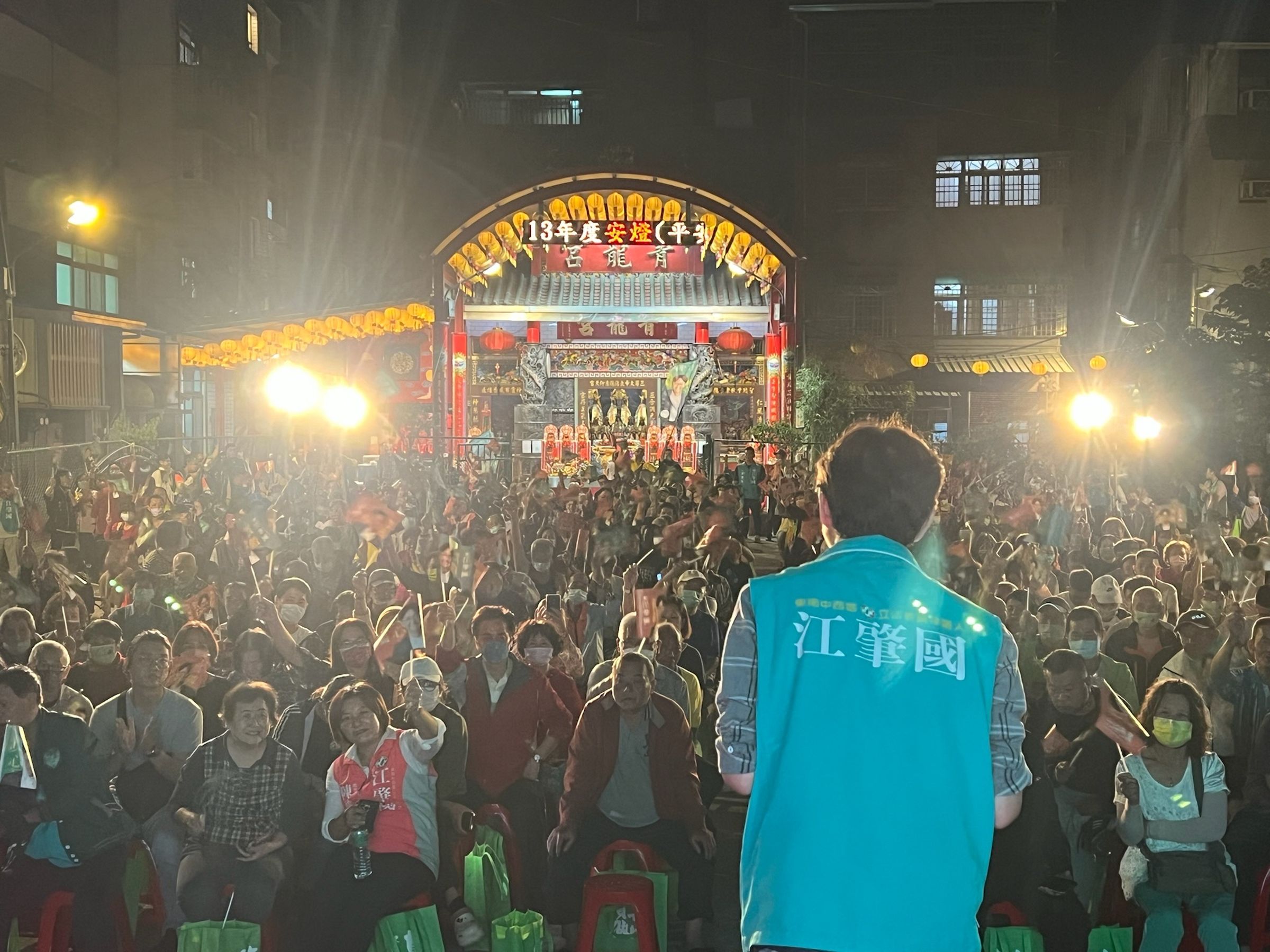 江肇國首次在青龍宮辦造勢,展現他重視選民,而非黨派的民主理念。(江肇國辦公室提供)