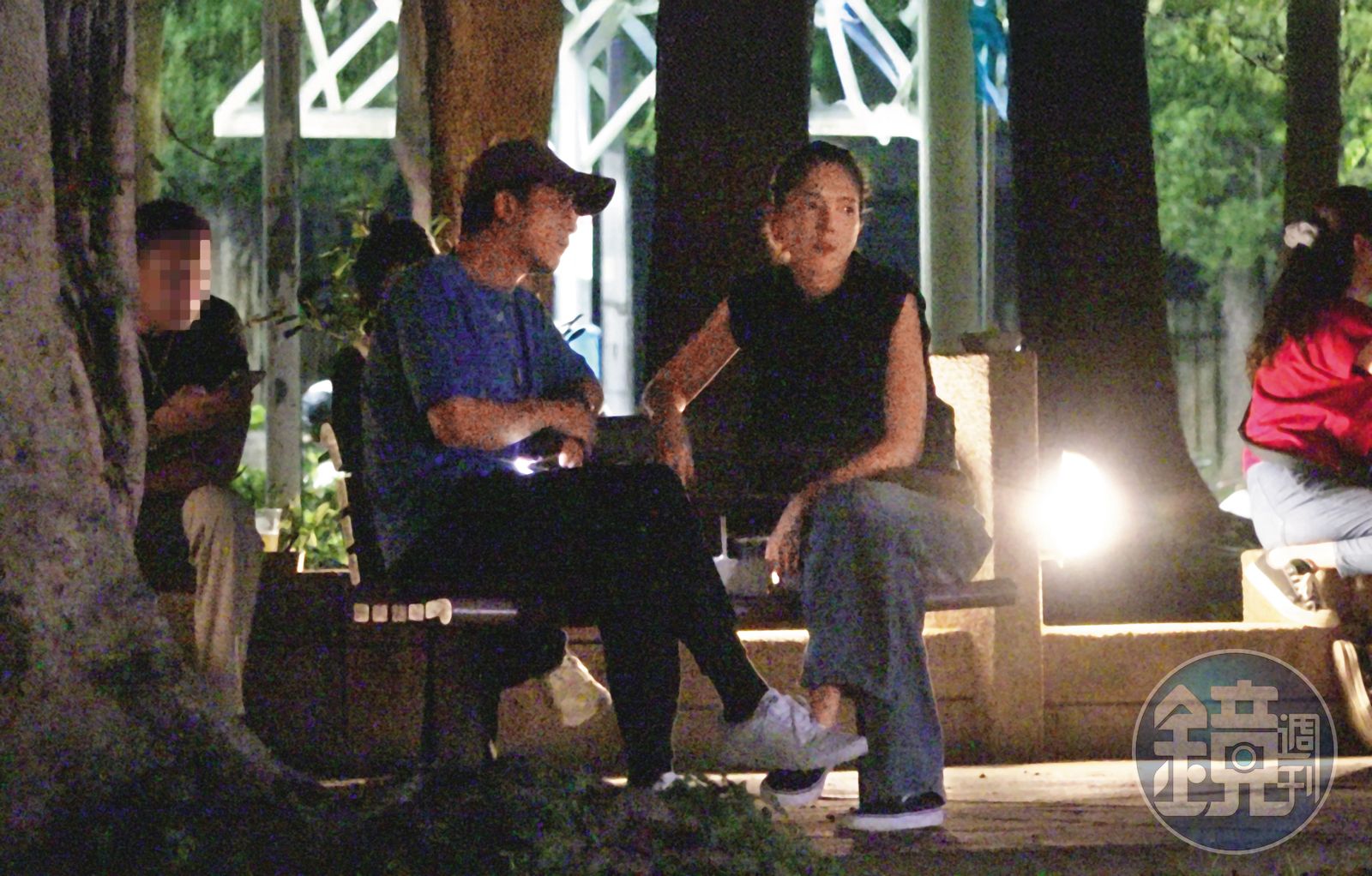 7/18 21：22 邱澤（左）與許瑋甯（右）現身天母啤酒節，坐在路邊聊天