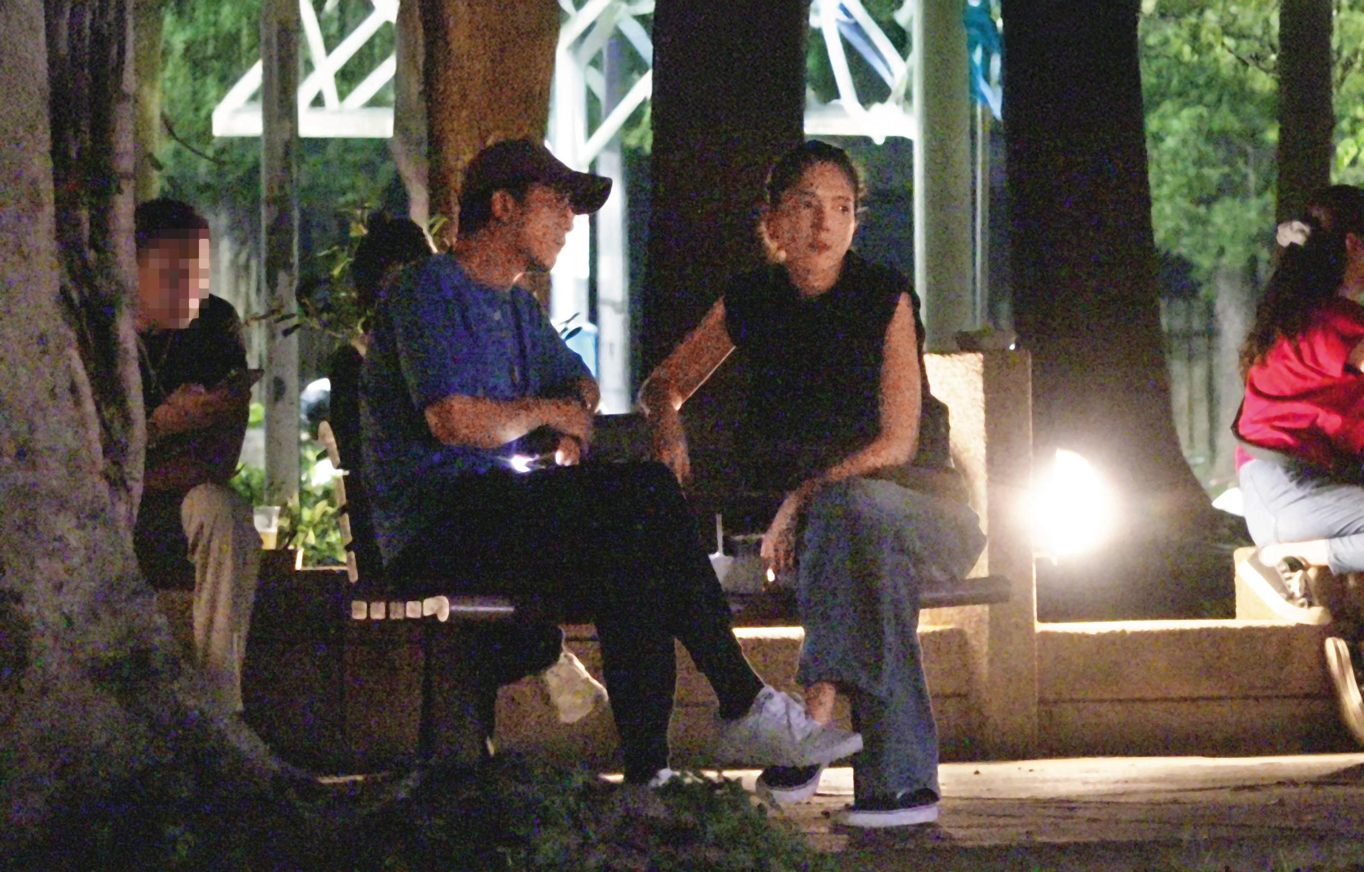 7/18 21:22 邱澤(左)與許瑋甯(右)現身天母啤酒節,坐在路邊聊天。