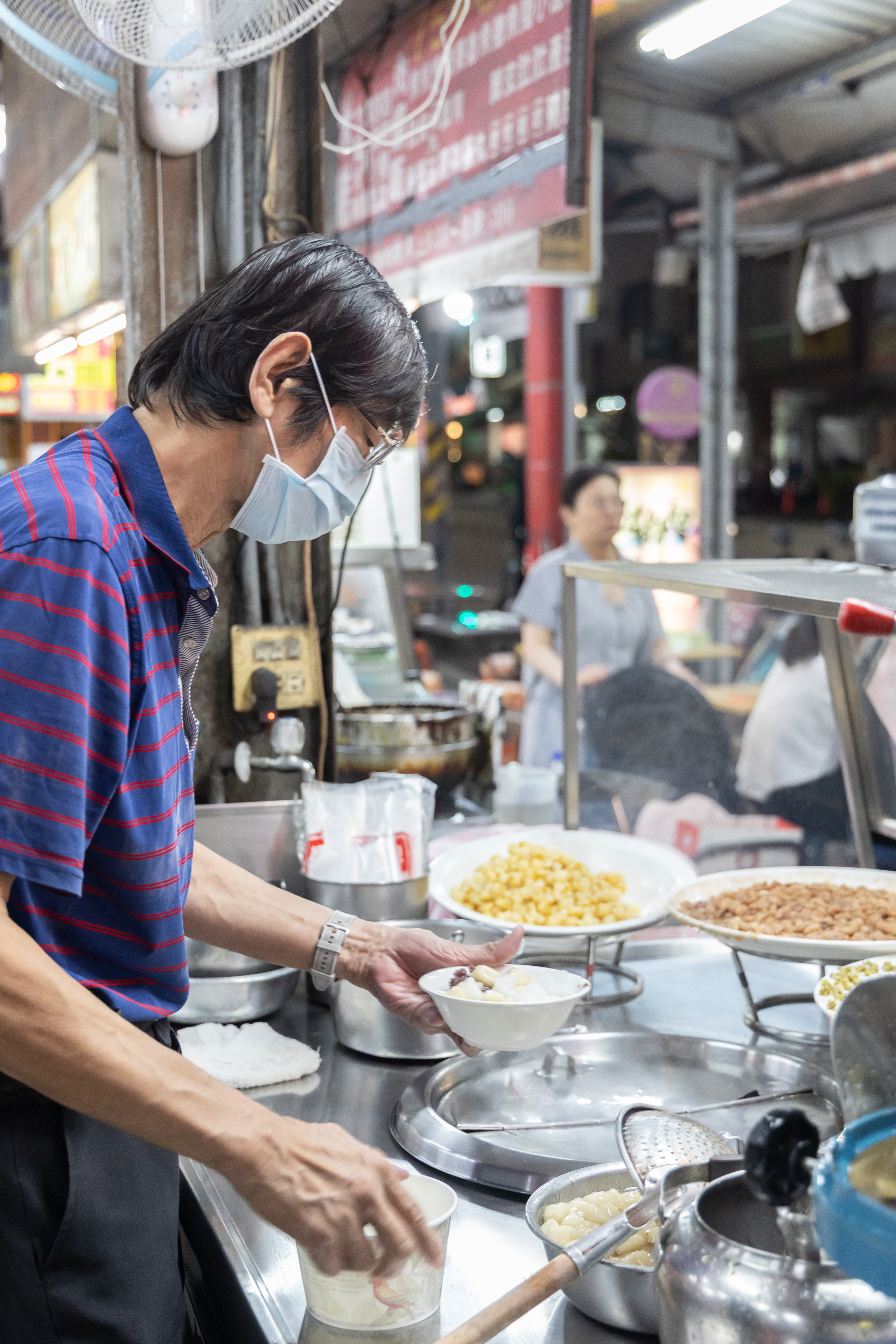 謝老闆把攤子整理得非常乾淨，舀料也很有講究。