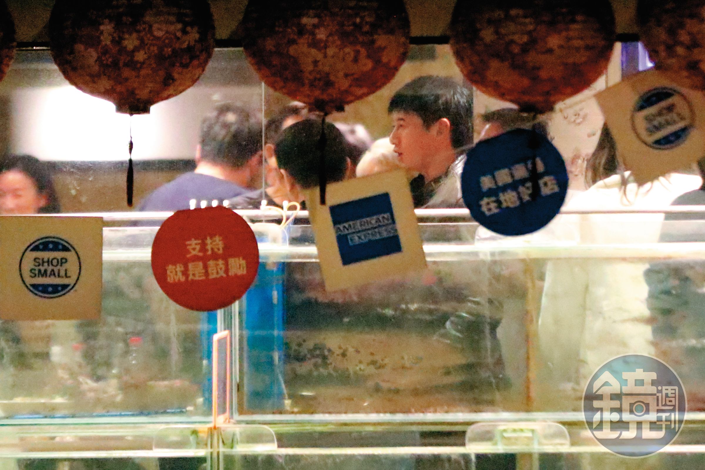 1/12，17：42透過餐廳窗戶，可以看到吳奇隆（箭頭處）不斷在席間穿梭，打招呼閒聊很是熱絡。