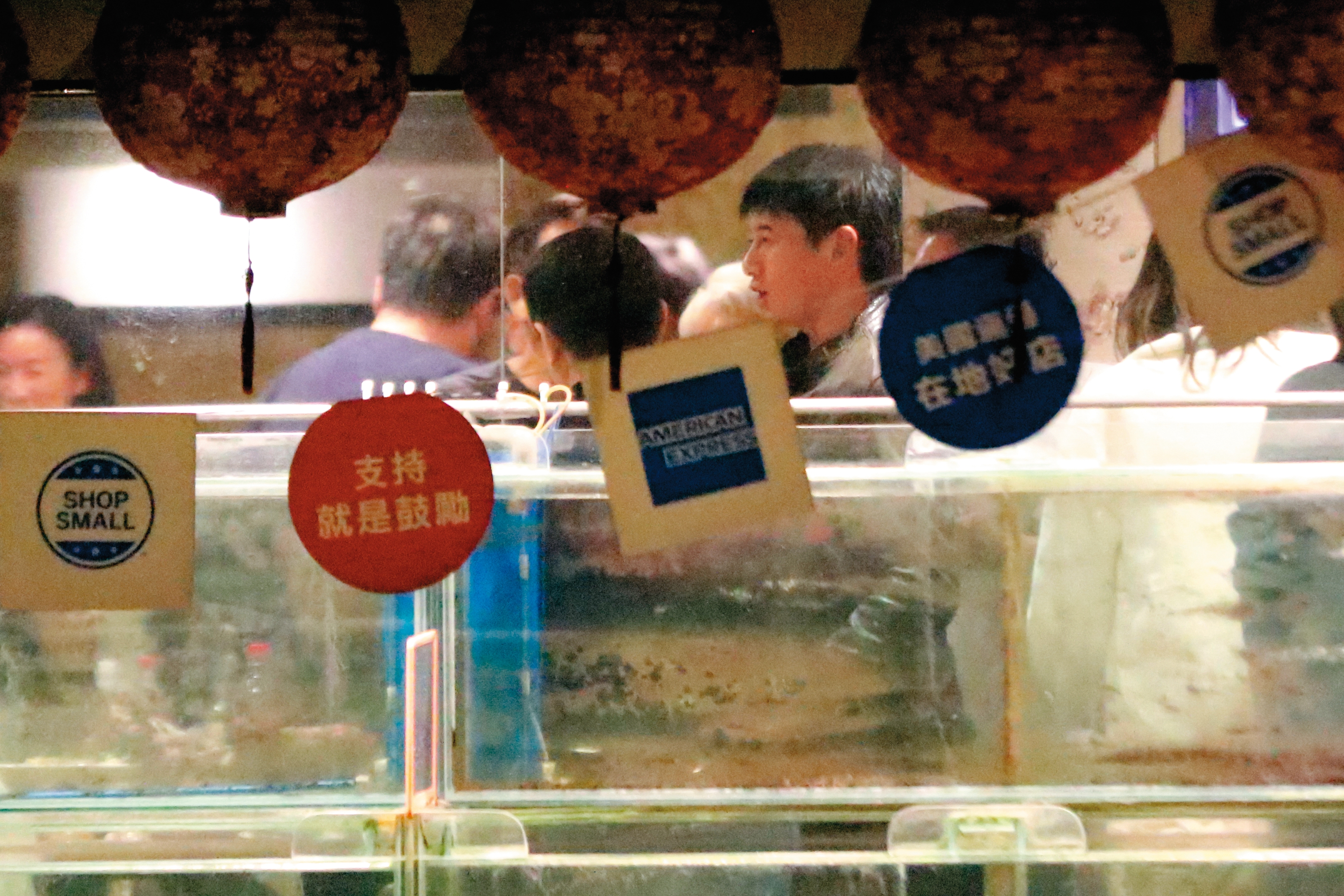 1/12，17：42透過餐廳窗戶，可以看到吳奇隆（箭頭處）不斷在席間穿梭，打招呼閒聊很是熱絡。