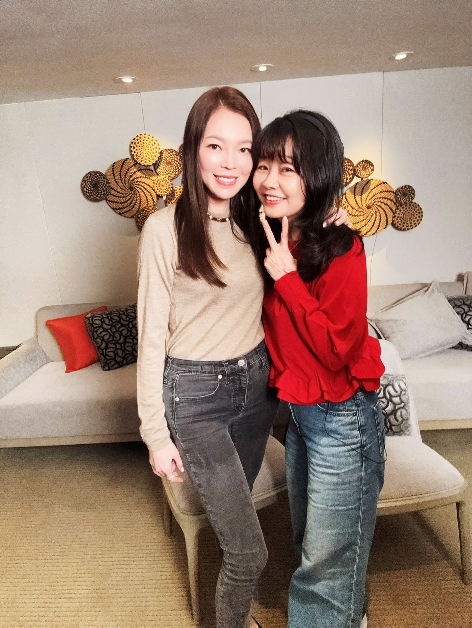黃珏萍（右）曬出與曾馨瑩（左）的合照，笑說跟她站在一起一定要側身拍照。（翻攝黃珏萍臉書）
