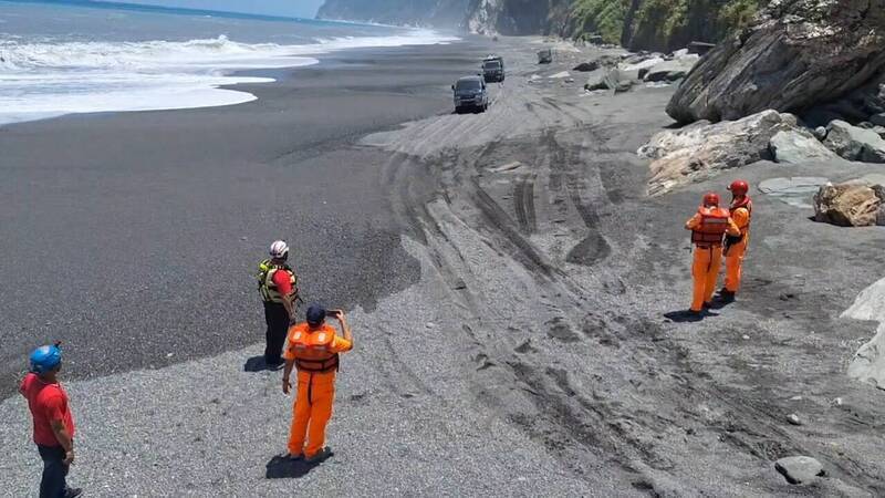 今（4日）清晨，有漁民在數十公里外的東澳海域發現一具浮屍。（宜縣消防局提供）
