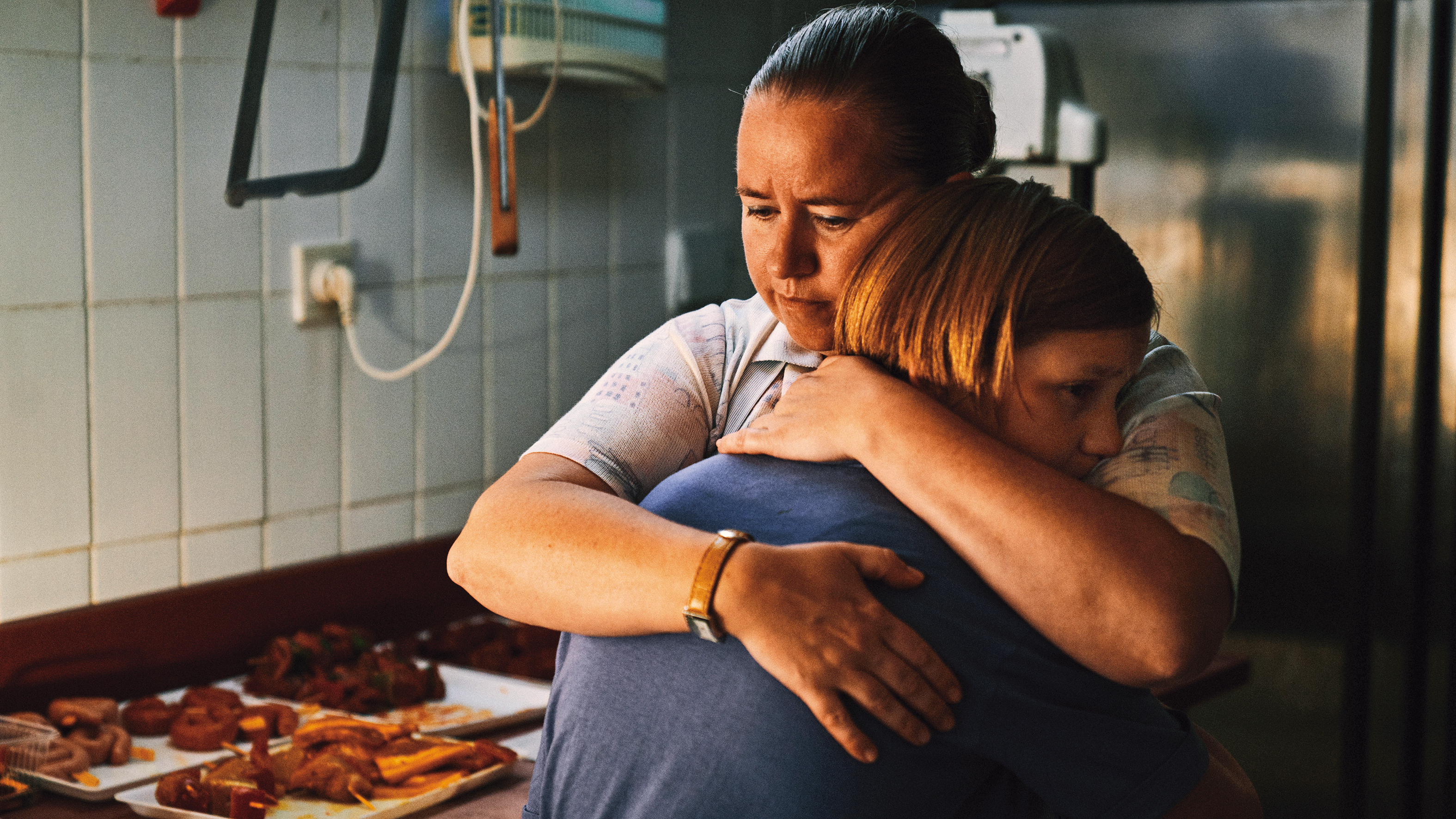女子在冬日載上一塊冰磚重訪故里，她直面過往，憶起那個無人知曉卻改變她一生的童年祕密。（政駒提供）