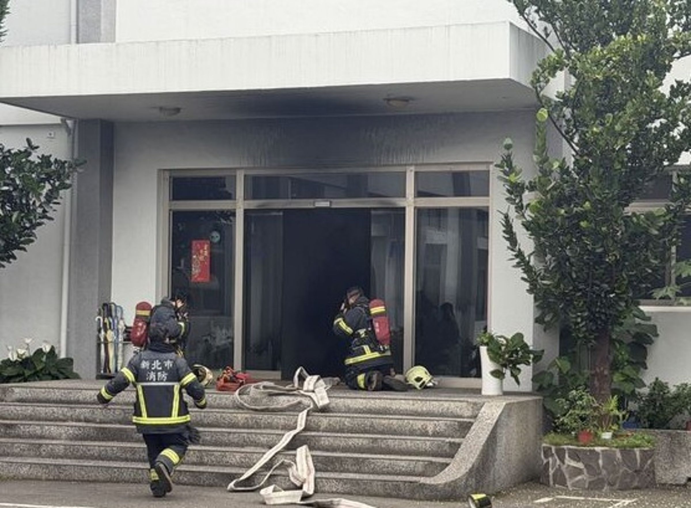 起火點疑似在一樓會議室，消防人員撲滅查看，燃燒面積約2平方公尺。（翻攝畫面）