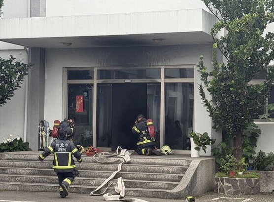 起火點疑似在一樓會議室，消防人員撲滅查看，燃燒面積約2平方公尺。（翻攝畫面）