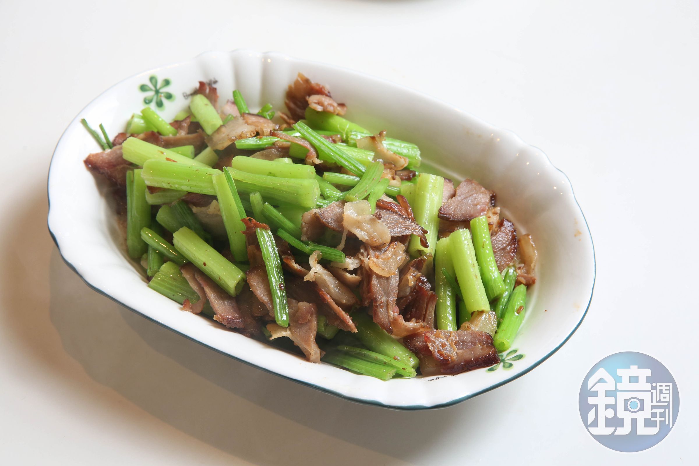 臘肉是春節餐桌上的常見食材，若吃不完可以將其與年糕、蔥蒜一起炒成臘肉炒年糕，或與豆乾一同拌炒成客家小炒。（本刊資料照）