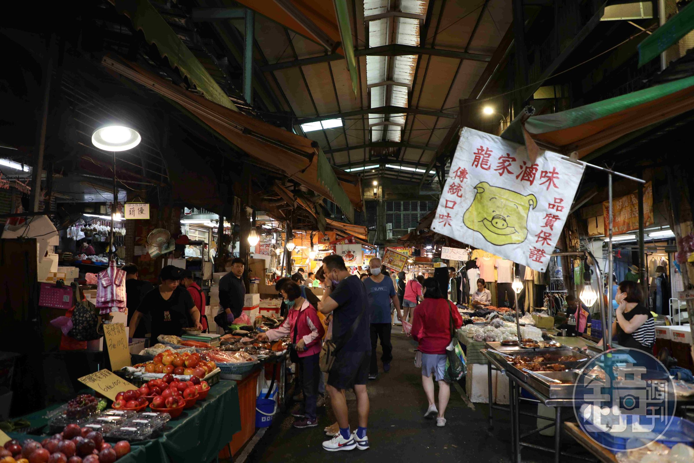 桃園南門市場的外圍也非常熱鬧，是在地人採買食材的首選。