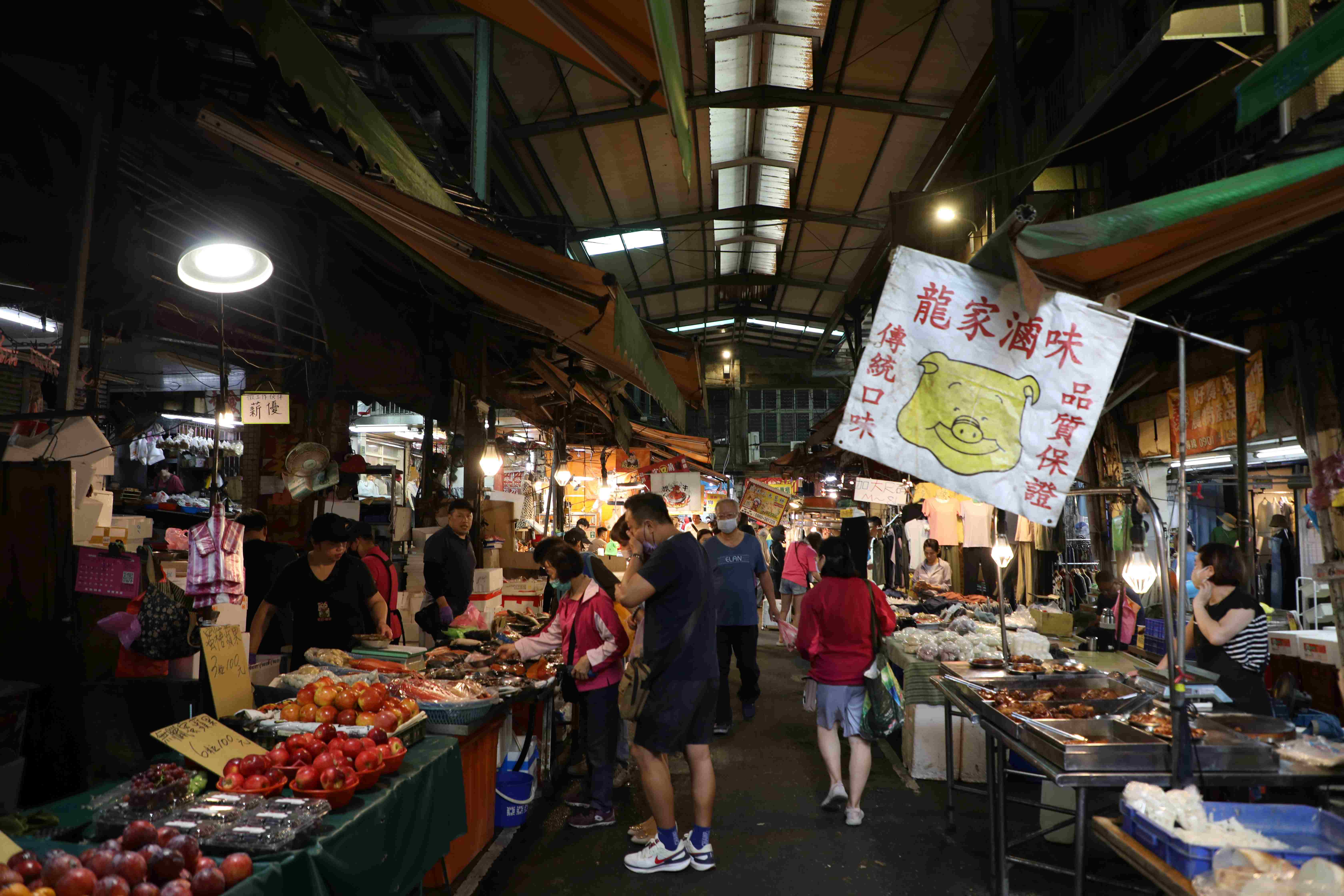 桃園南門市場的外圍也非常熱鬧,是在地人採買食材的首選。