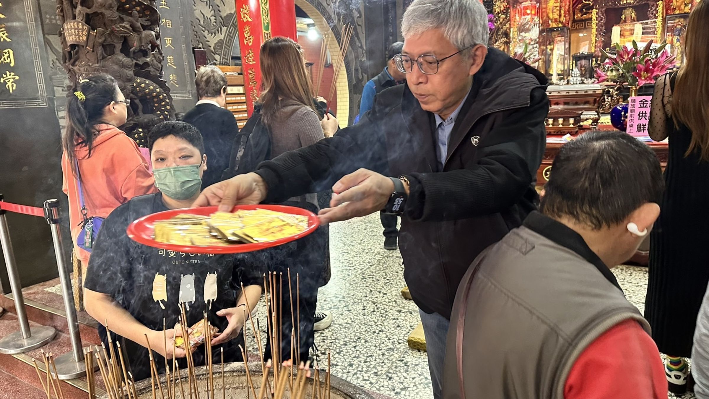 白沙屯媽祖祈福卡由紙風車團長任建誠代表過香爐祈福，象徵將媽祖的庇佑與祝福，陪伴紙風車「椅子會」守護臺灣孩子的藝術童年。（紙風車劇團提供）