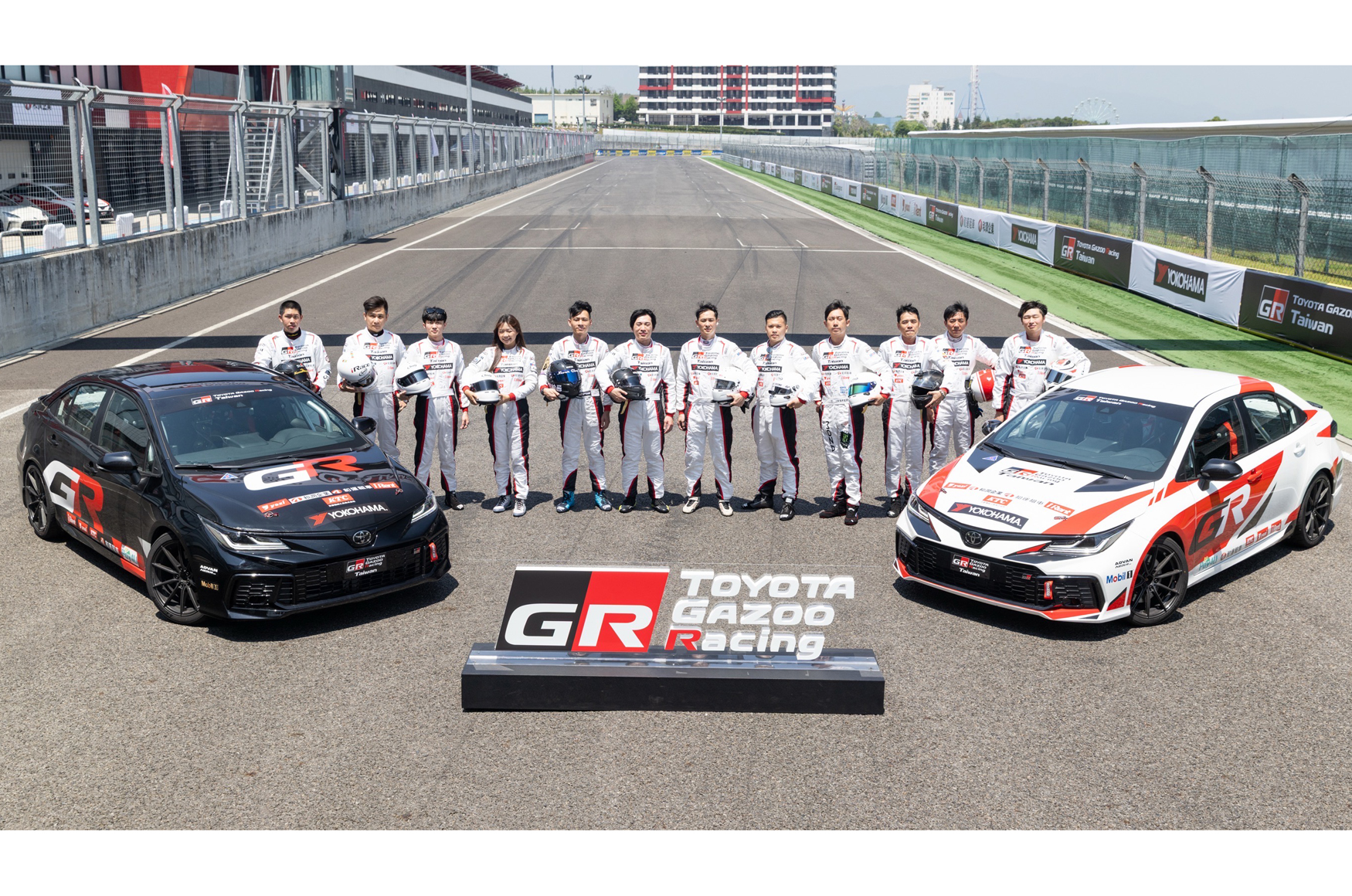 《TOYOTA GAZOO Racing Corolla Cup 2025統規賽》首站登場，12位正式車手於台中麗寶國際賽車場合影留念，為賽季揭開序幕。