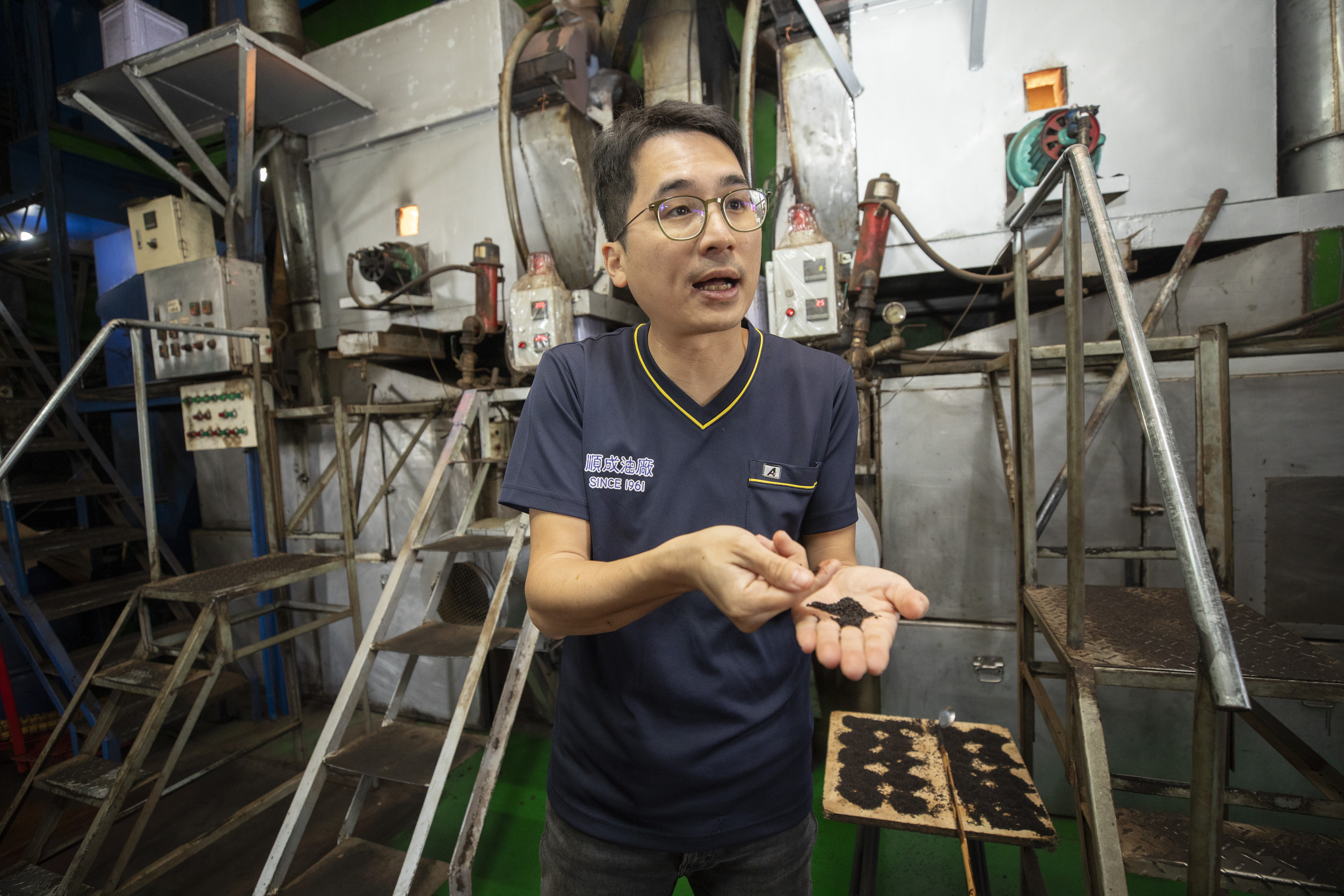 王偉盛為了讓順成被看見，考取導覽證照，會親自帶團導覽從麻油的原料芝麻開始介紹。