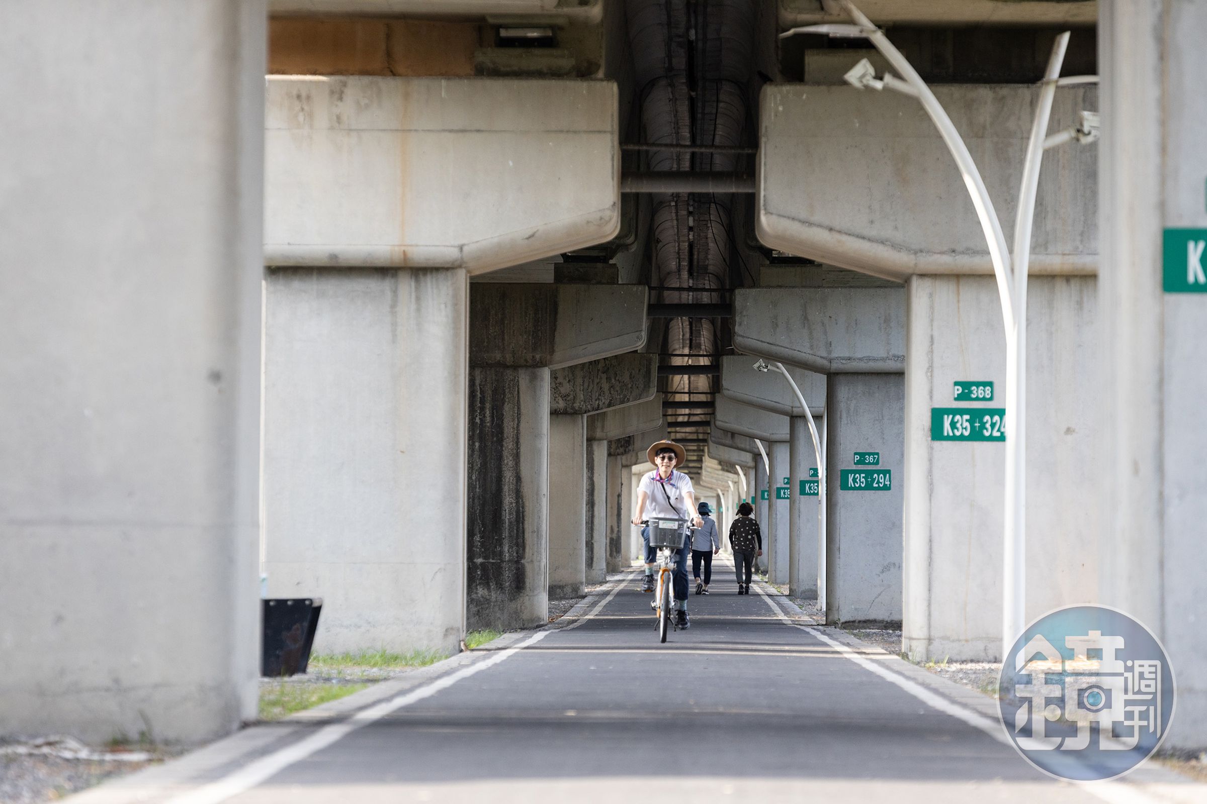 體驗慢城最佳的旅遊方式，就是搭火車到竹田，借輛YouBike，沿著自行車道慢慢巡遊小鎮。