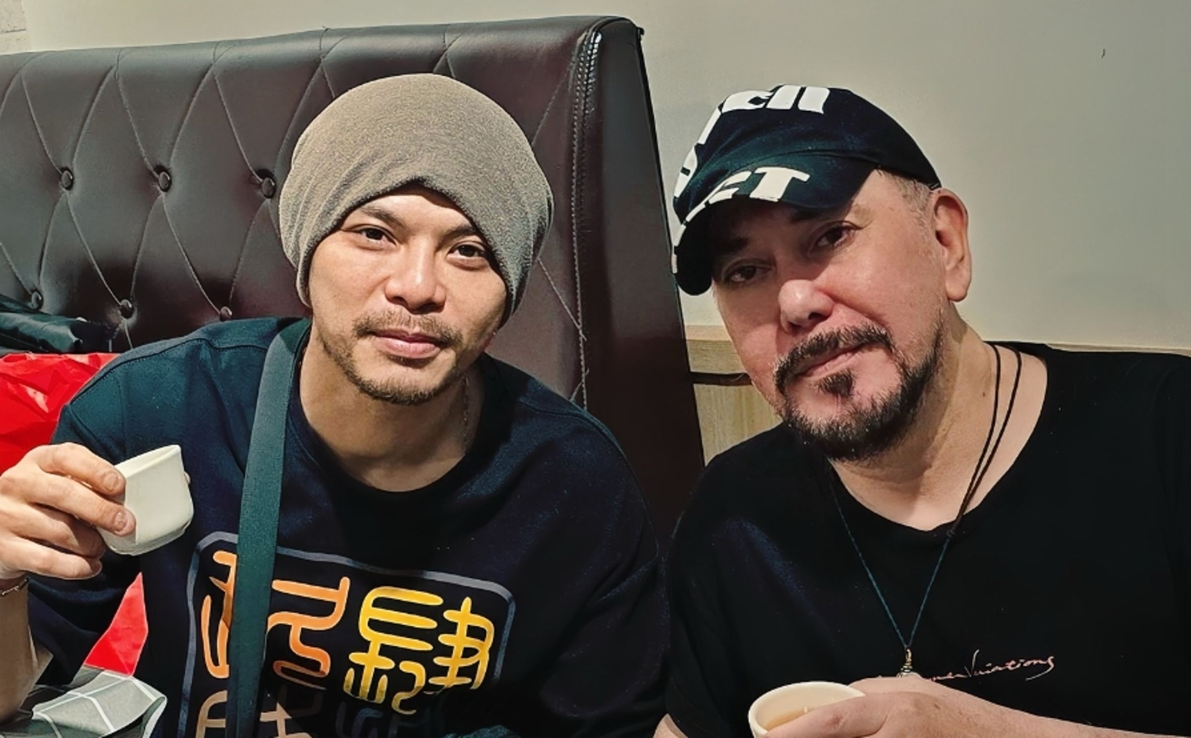 黃秋生(右)與黃明志(左)曾合作拍MV,如今聽聞他捲入謀殺涉毒命案,嘆「太可怕了」。(翻攝自instagram/namewee)