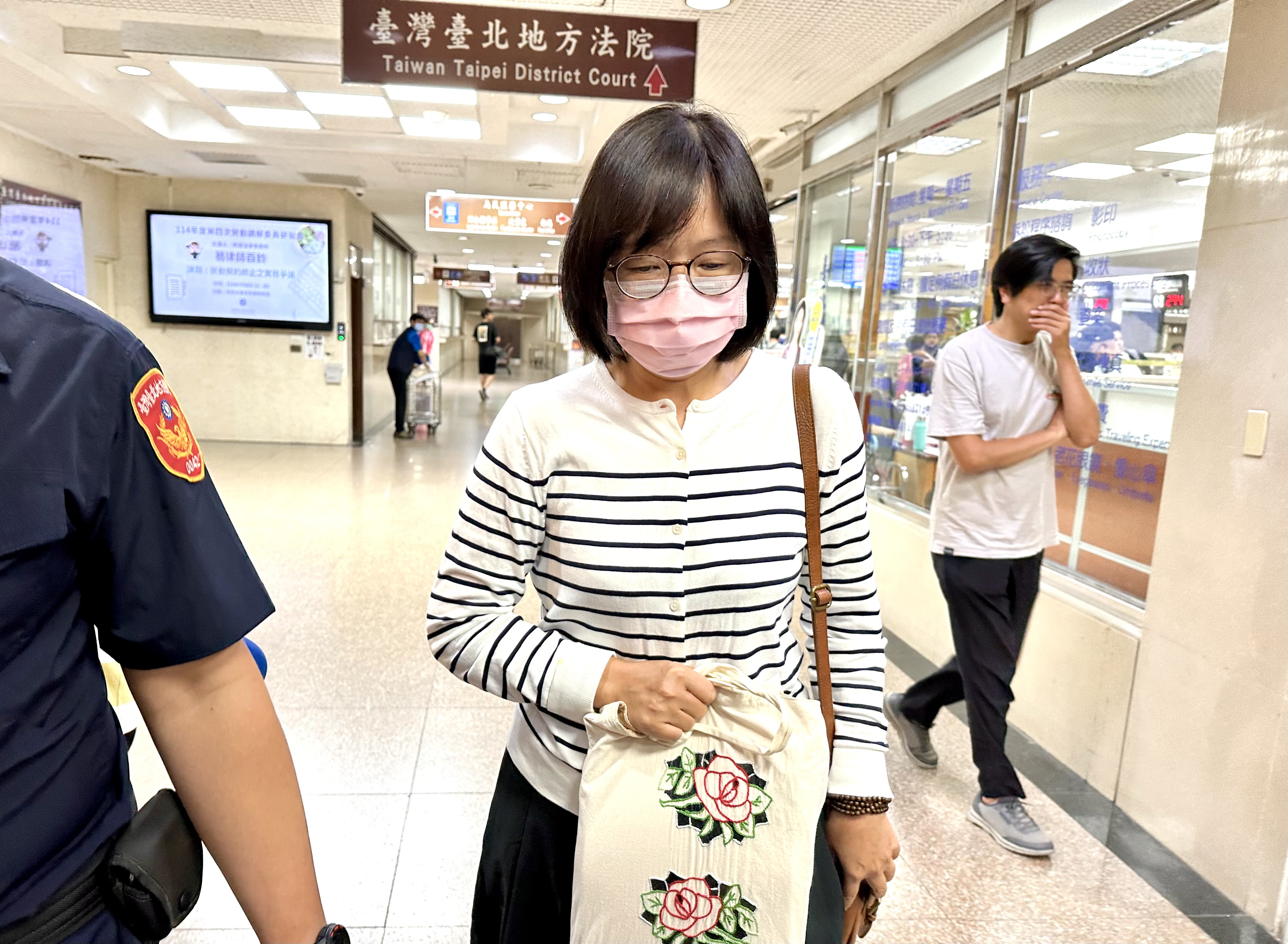 台北市都委會前技正胡方瓊因京華城案出庭作證。