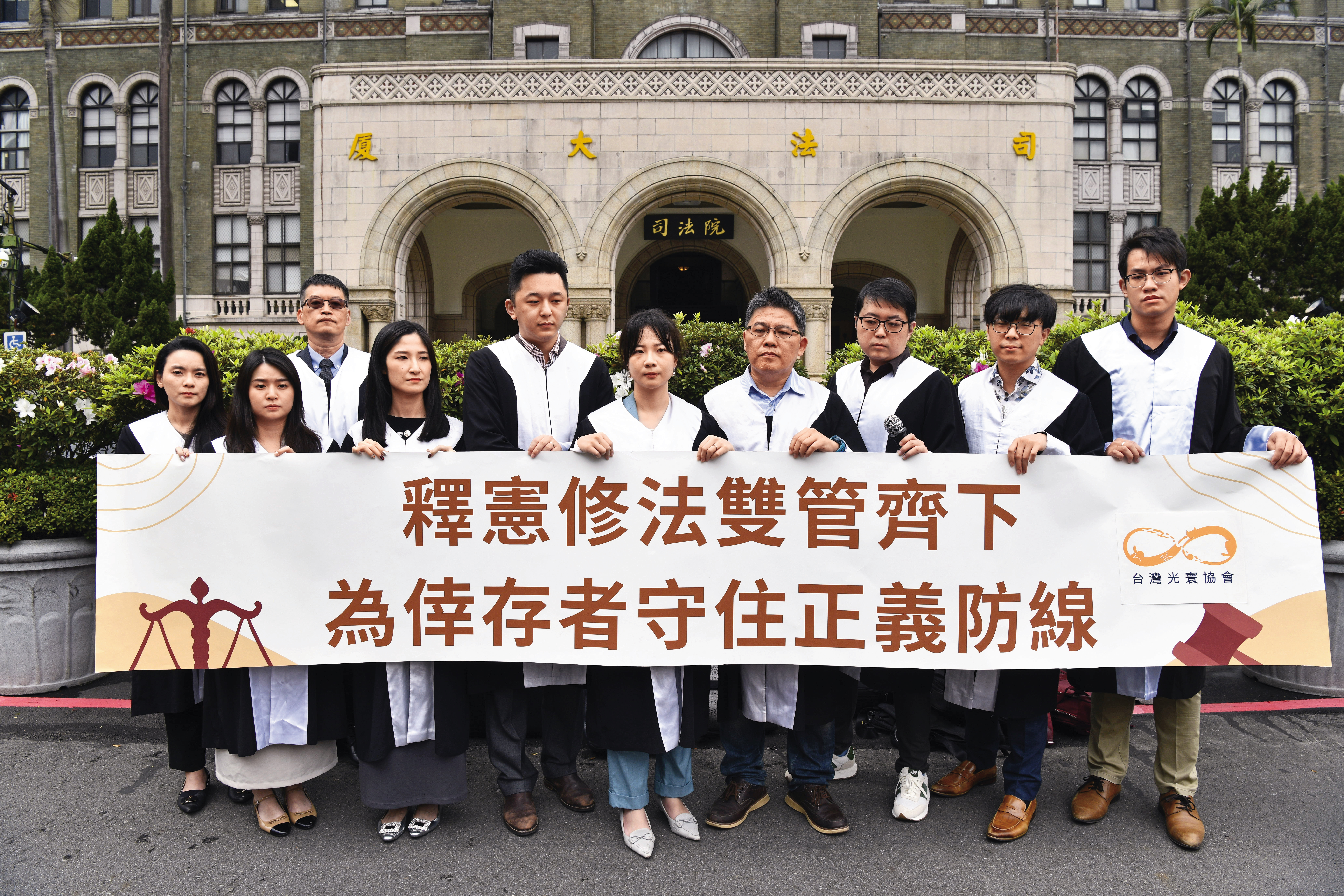 憲法法庭於今年3月2日針對此案召開不公開說明會，委任律師團在會後召開記者會，呼籲正視兒童性侵害的特殊性。（鏡報李智為）