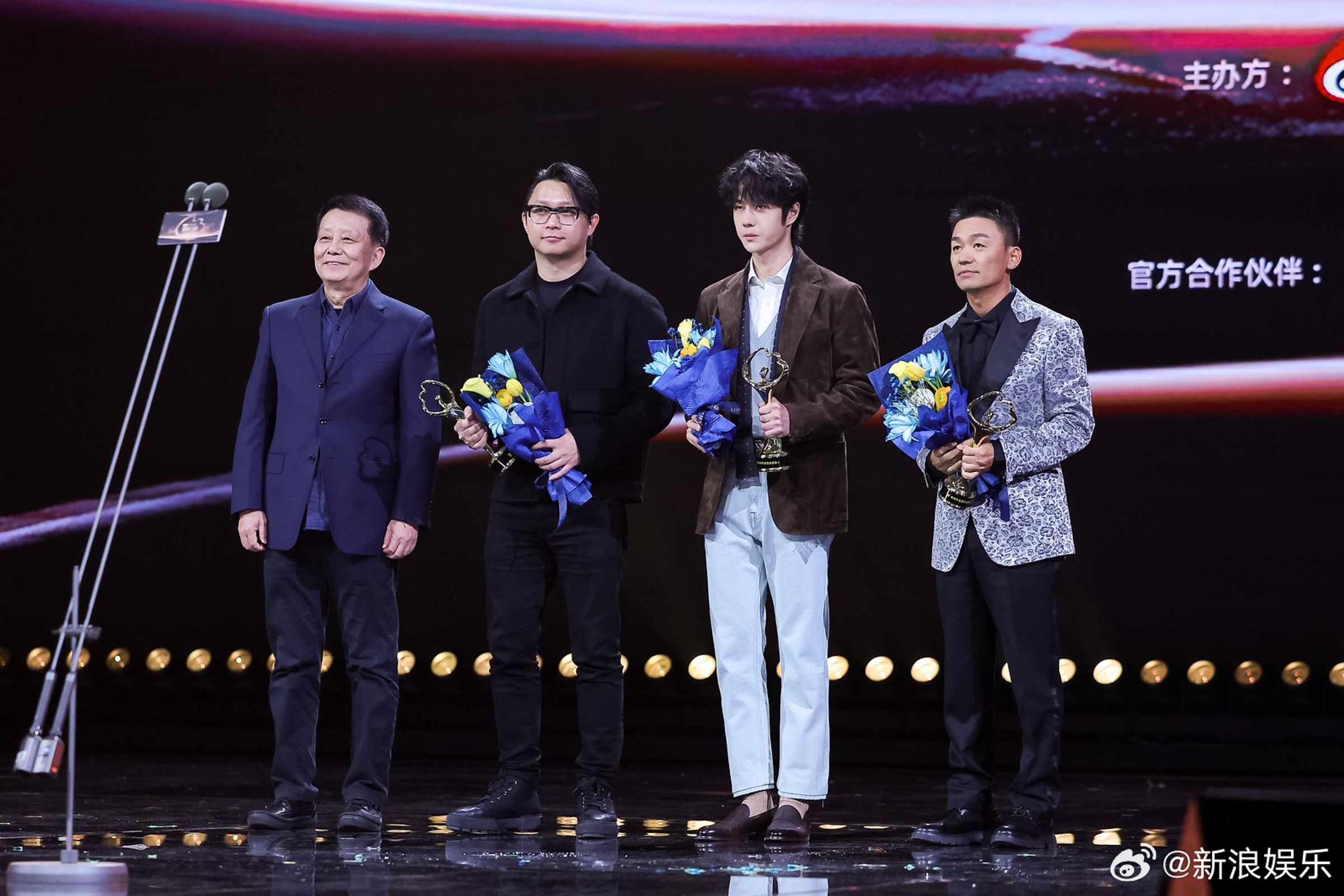 王一博(右2)獲頒微博年度最受歡迎影人獎,與導演柯汶利(左2)、演員王寶強(右1)一起領獎,導演黃建新頒獎。(翻攝新浪娛樂微博)