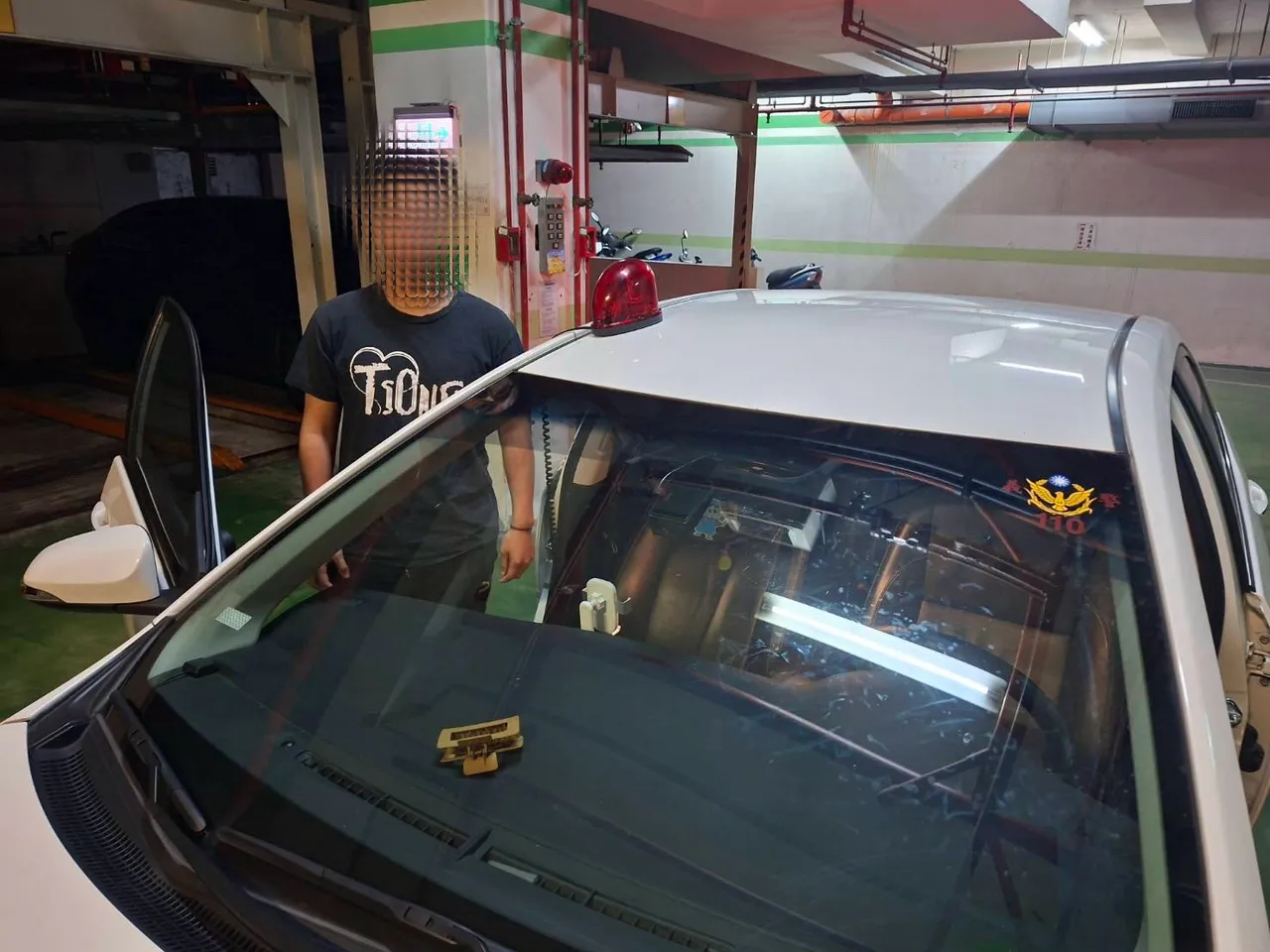 警方查扣制服、無線電、腰帶等完整裝備，還有違法裝設警鳴器的私家車。（翻攝畫面）