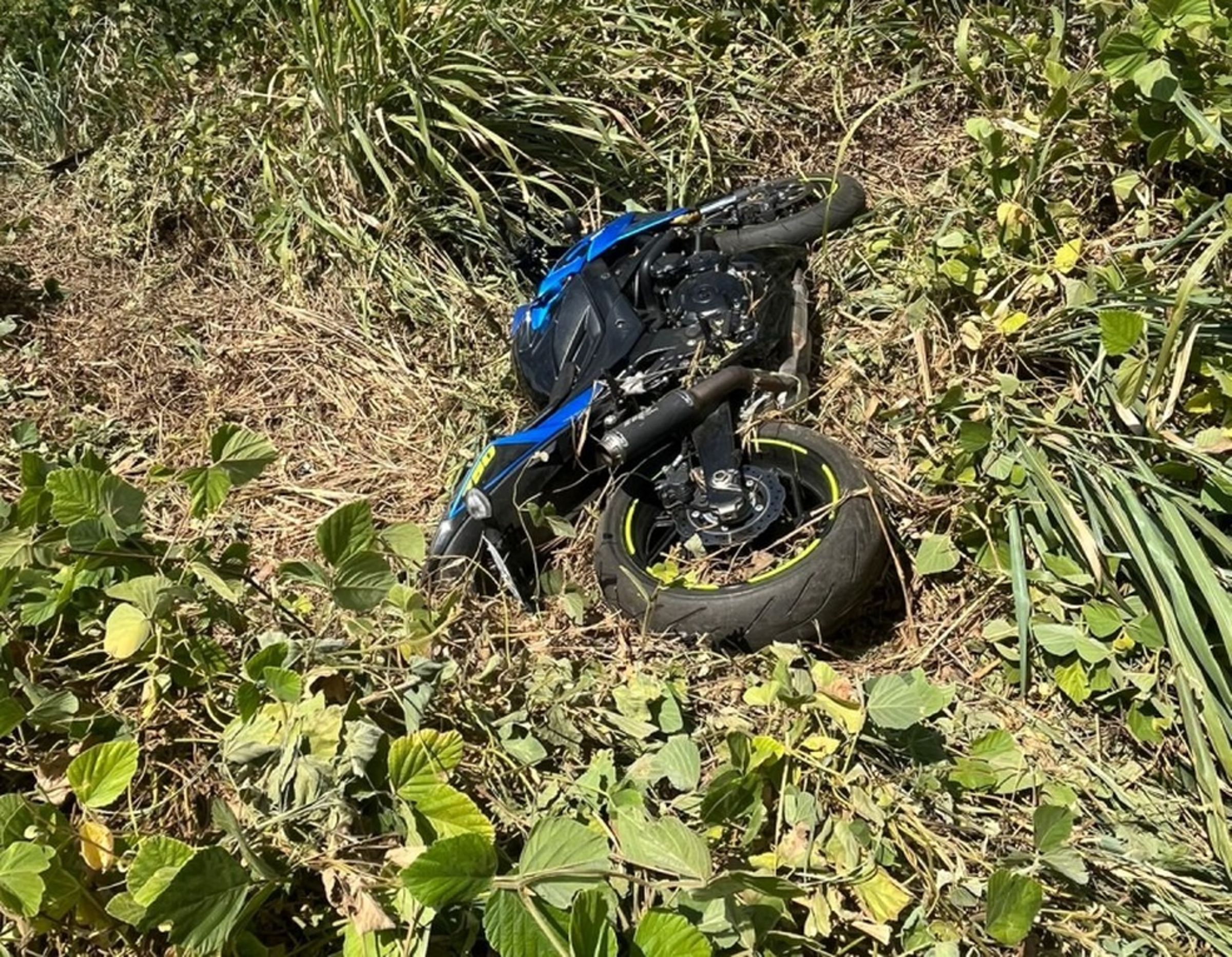 菲力克斯騎著這輛藍色機車載著妻子,最後不幸墜崖慘死,妻子則撿回一命。(翻自《G1》)
