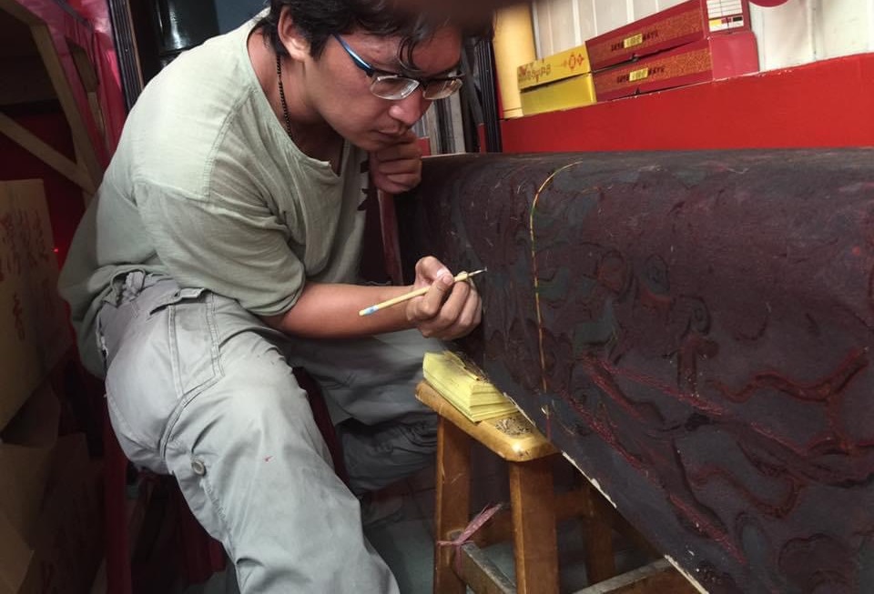 周志明不忍心許多宮廟文物因為老舊損壞而被燒毀丟棄，因此透過保存修復的專業能力，將其可以順利保存下來。（周志明提供）