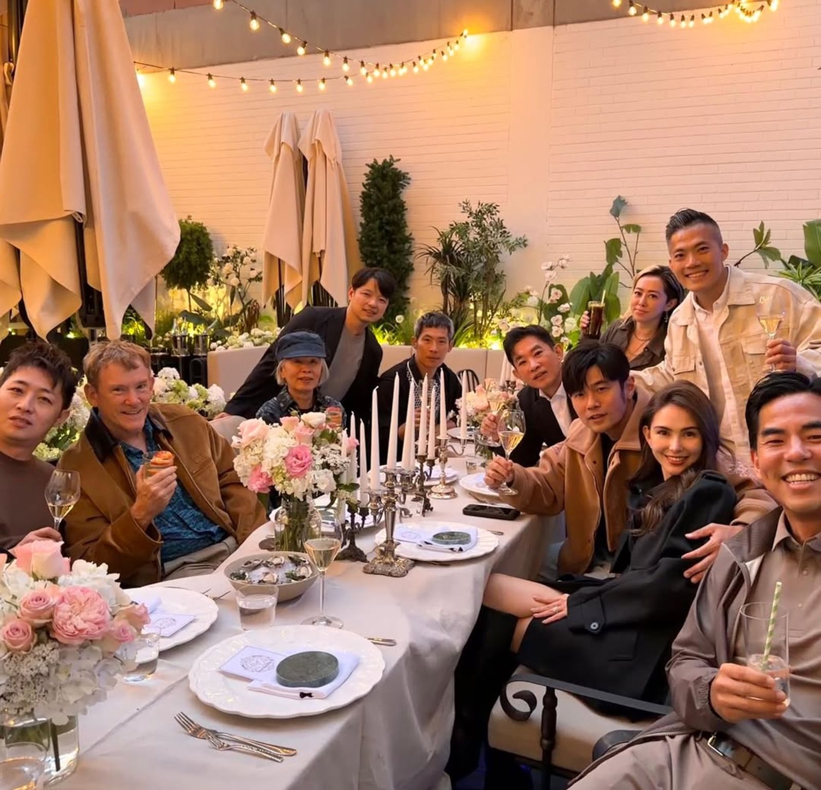 周杰倫和昆凌慶祝結婚11週年，親朋好友齊聚。（翻攝周杰倫IG）