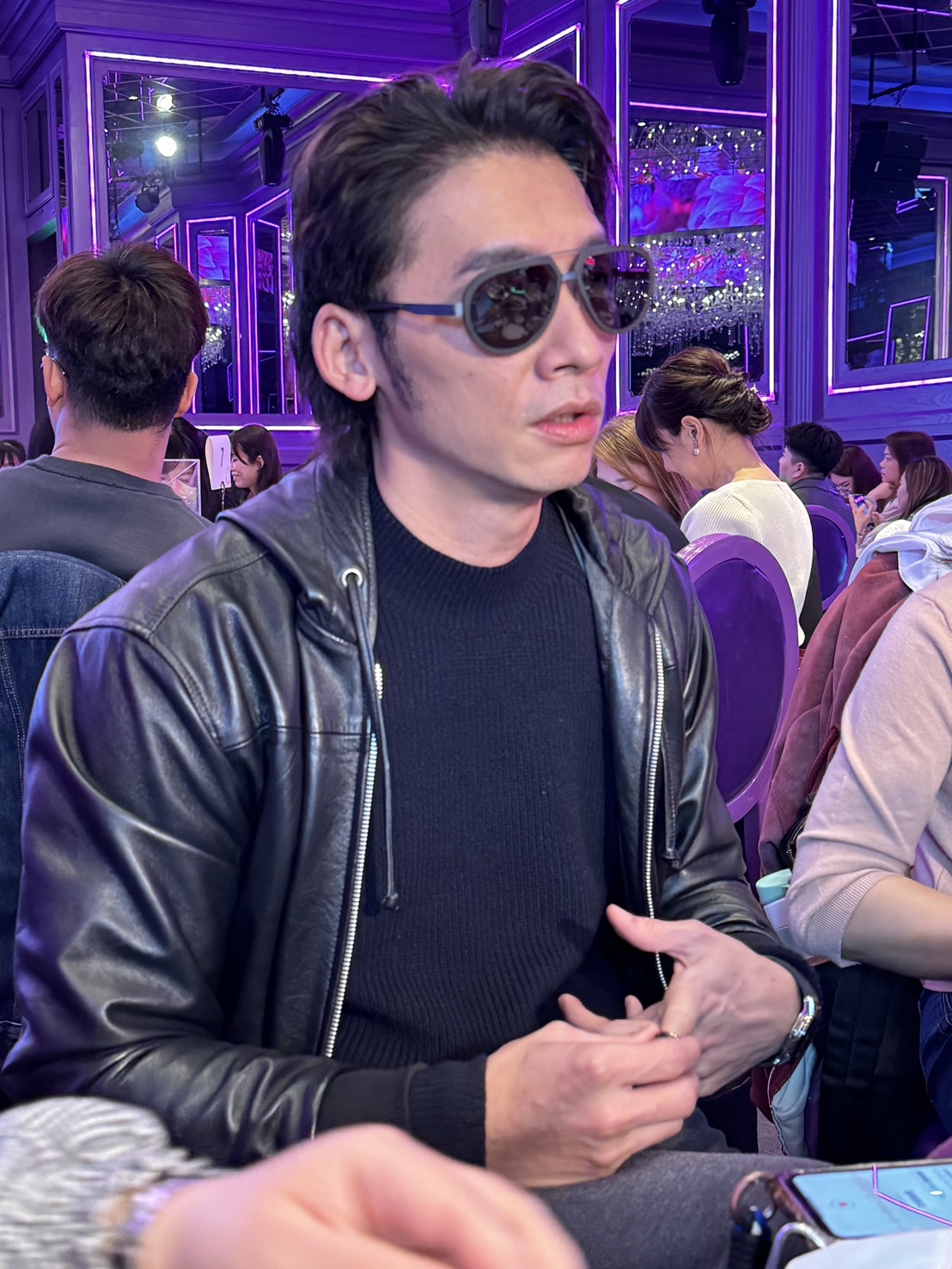 温昇豪因剛動了雷射近視老花手術戴墨鏡受訪。（攝影葉婉如）