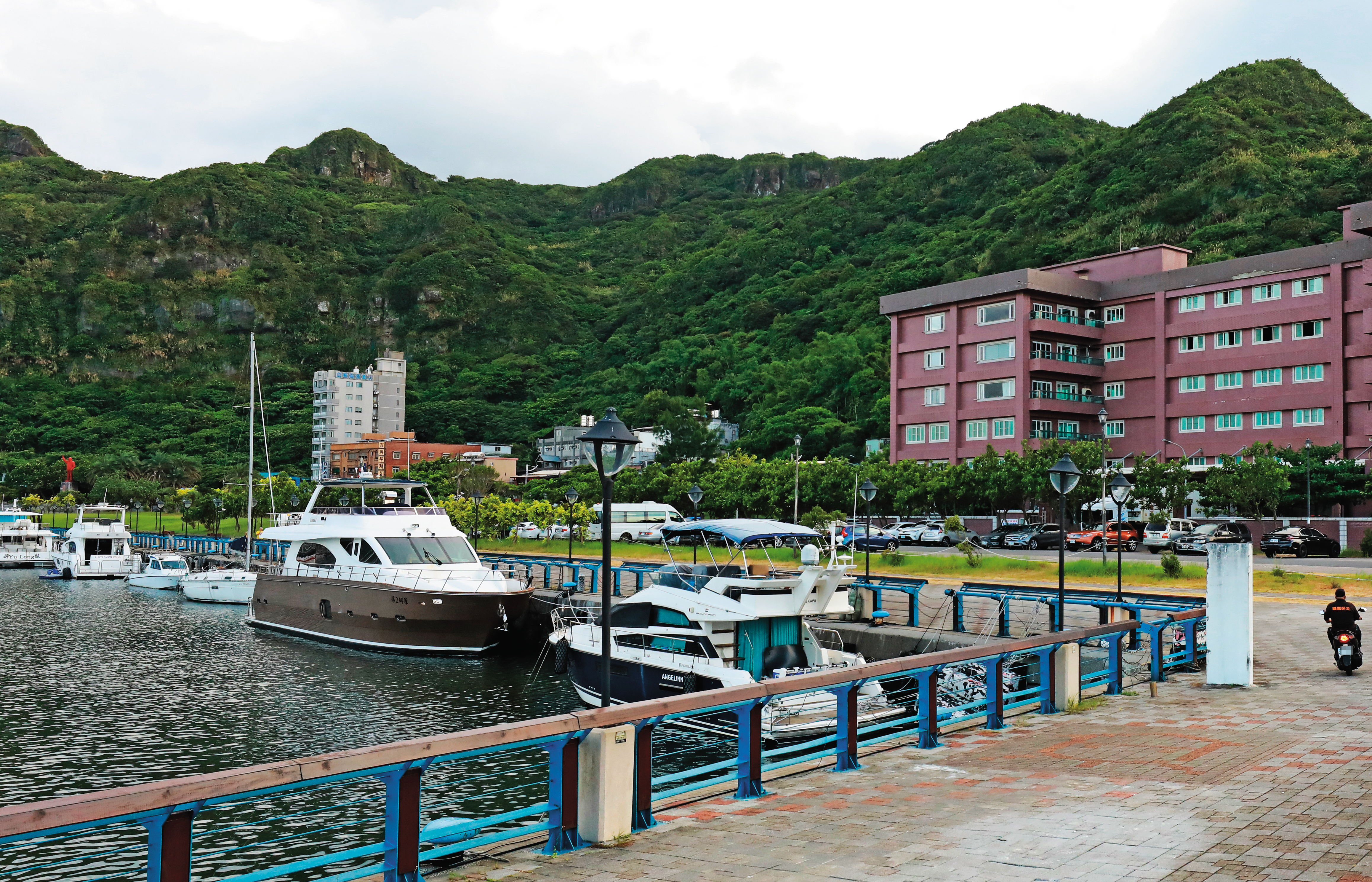 朱國榮去年就開始籌劃偷渡，由周哲男以1億元買下一艘遊艇停放在基隆八斗子。