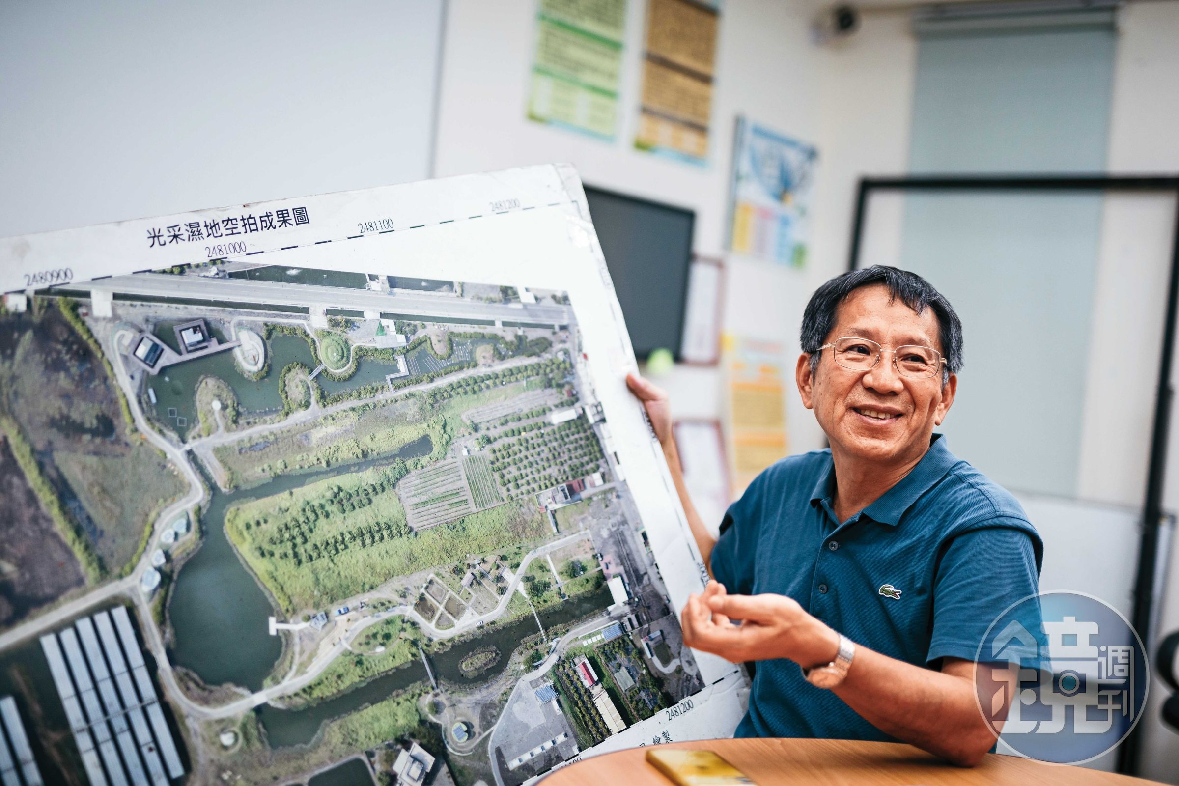 林仔邊自然文史保育協會理事長陳錦超,拿出當年光采濕地的空拍圖,其中有生態、有綠能,在他眼中是林邊的新亮點。