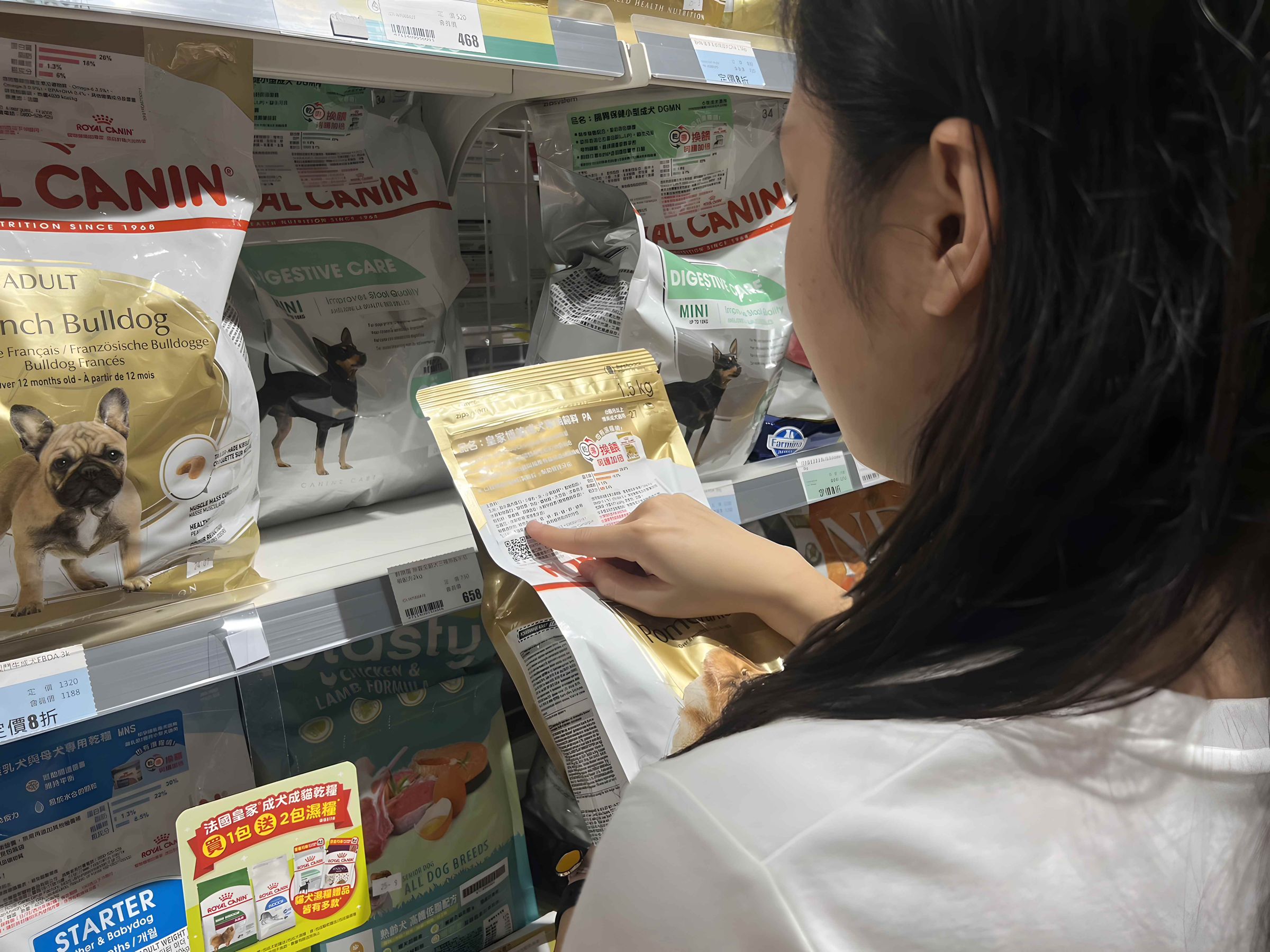 購買飼料應仔細閱讀標籤上的成分表,且選擇信譽良好的國際大廠是安全的做法。(法國皇家提供)