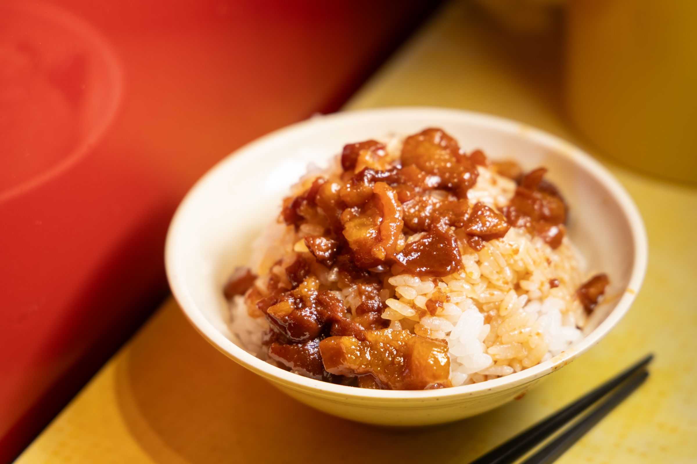 「店小二滷肉飯」採用深滷的方式，滷肉飯的醬色雖深，但口味不過重，入口即化卻不油膩。（鄭祺耀攝）