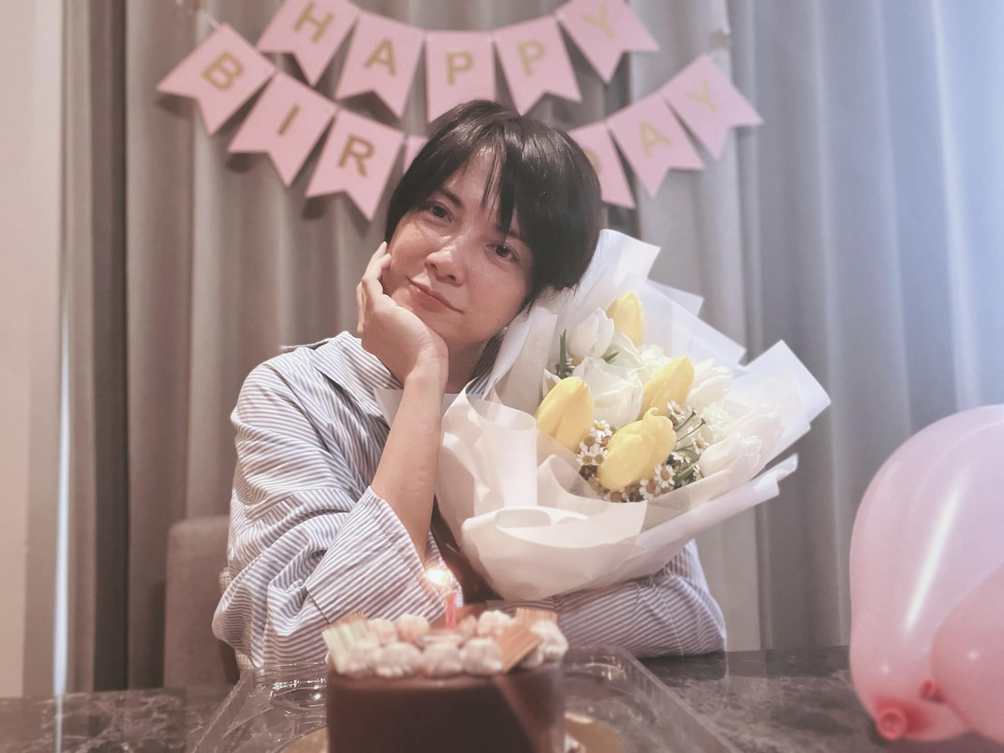 李心潔曬出剛起床沒洗臉的素顏照，感謝大家給她的生日祝福。（翻攝李心潔臉書）