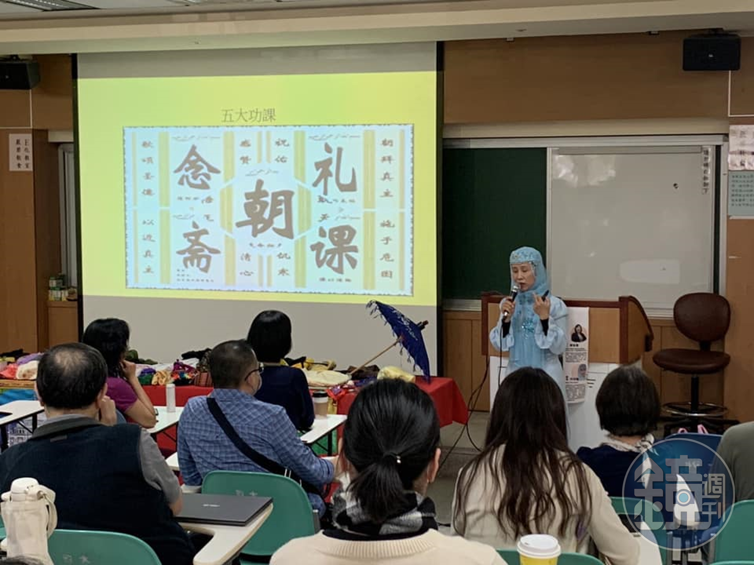 閃淑娟希望讓大眾更認識伊斯蘭文化,積極參與各種活動,也常受邀到校園演講。(閃淑娟提供)